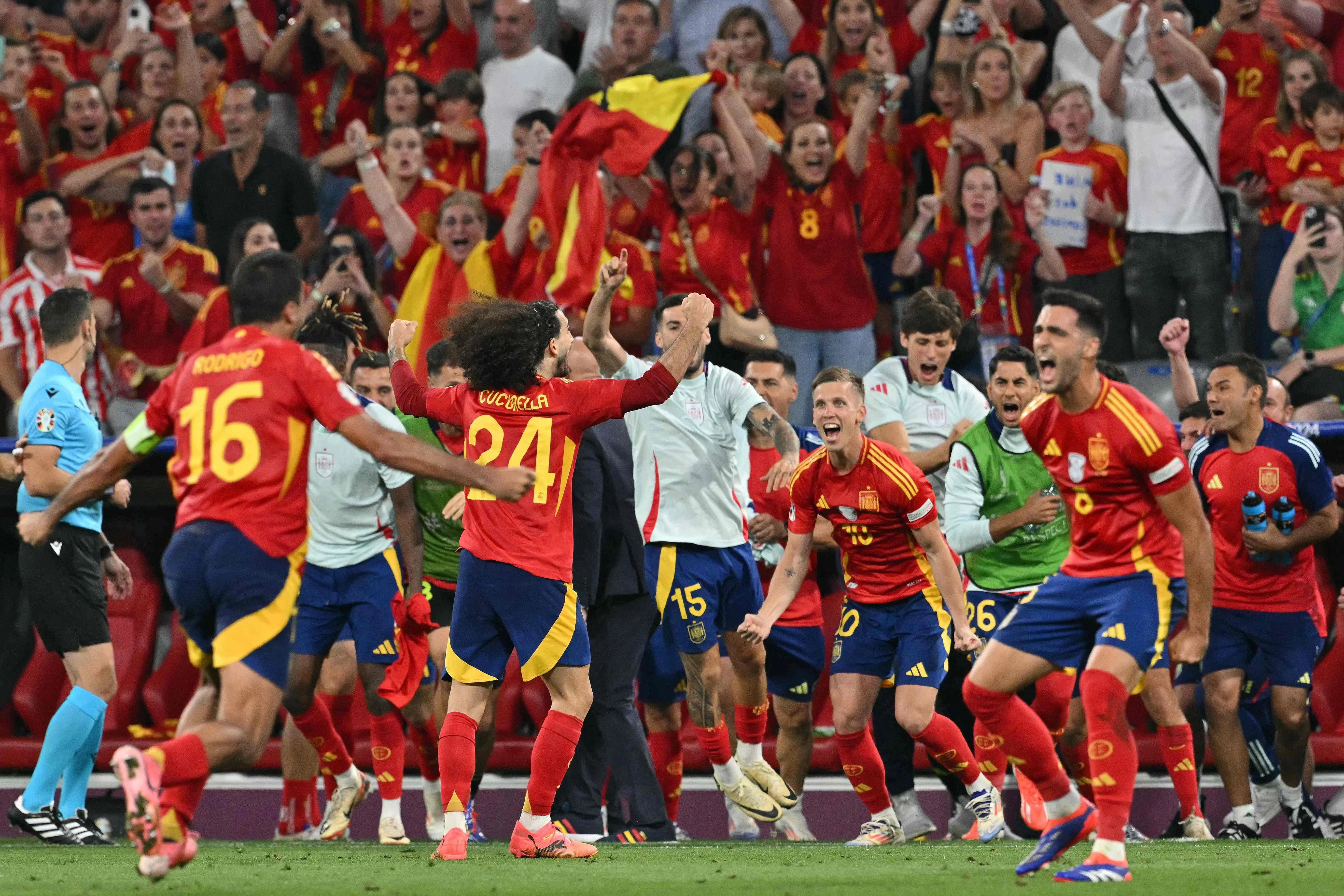 西班牙球员和球迷在赛后热烈庆祝球队闯入欧锦赛决赛。（法新社）