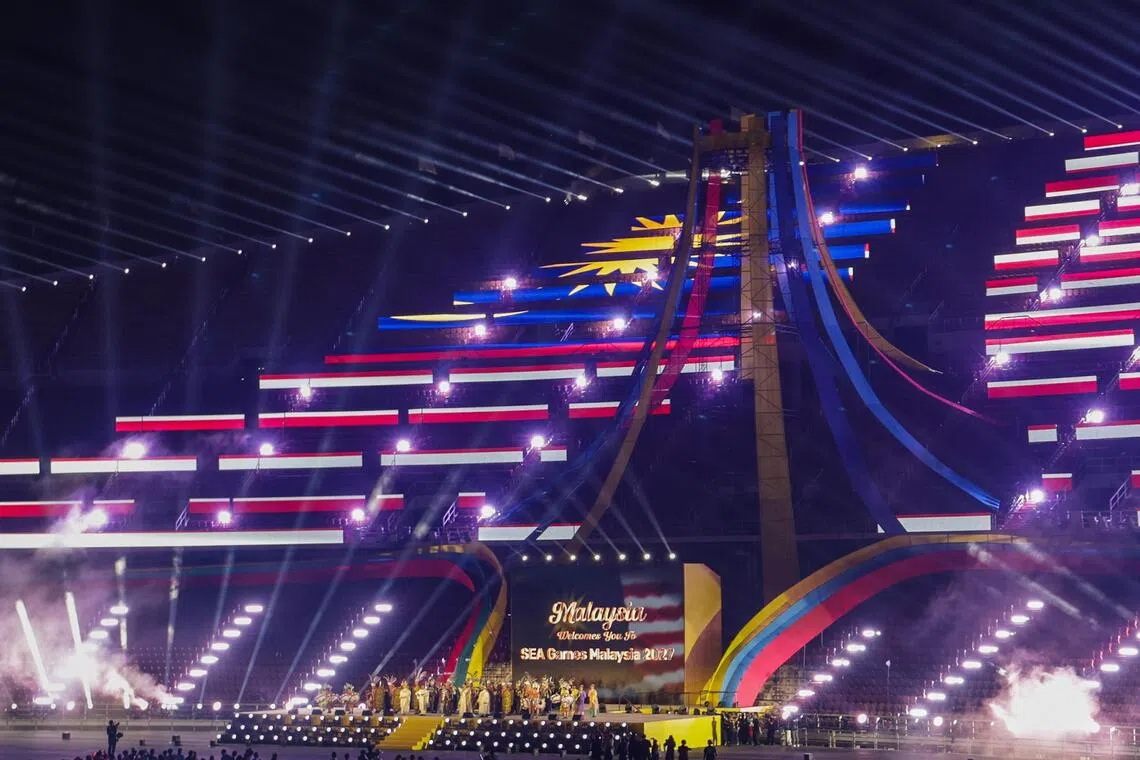 硕大的马来西亚国旗画面显示在场馆中，东运会的交接开始。（白艳琳摄）