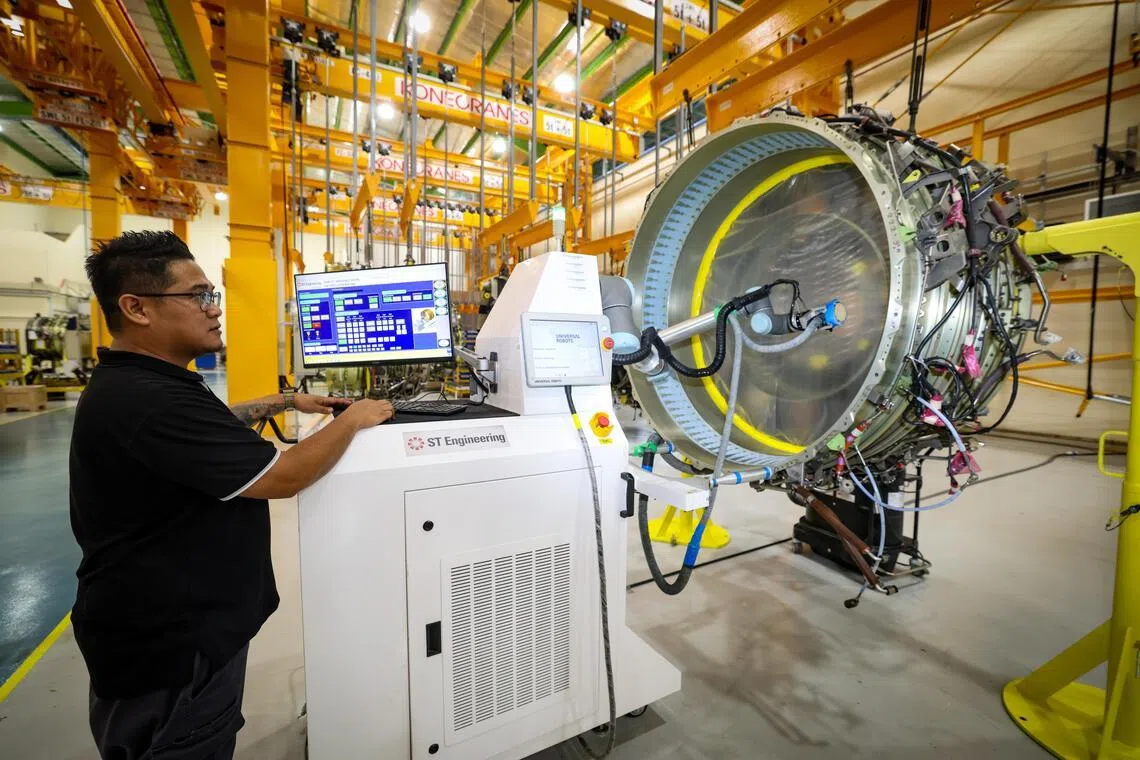 我国将启动新的人工智能发展愿景（AI Missions），率先推动四个关键经济领域的AI转型，即联通业务、先进制造业、金融和医疗保健。图为新科工程刚在去年启用的智能维修设施。到了2027年，这个设施每年可维修300多台发动机。（档案照片）