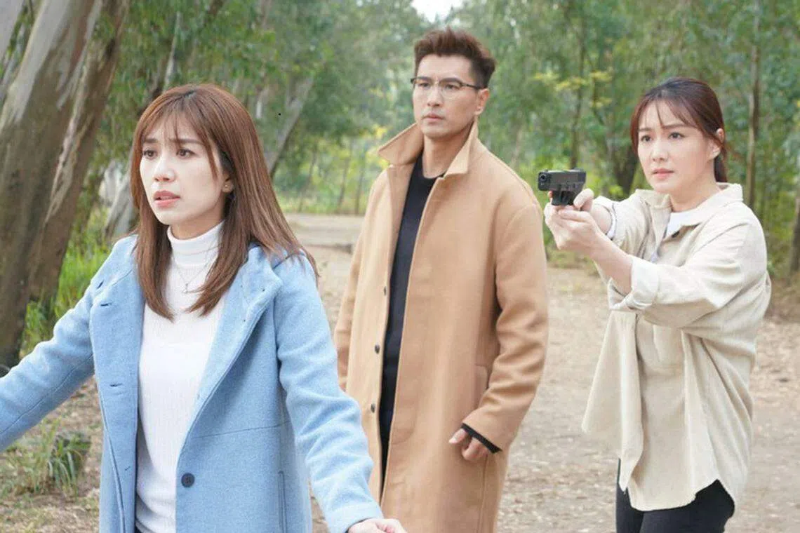 《隐门》的黄智雯（左起）、陈展鹏、汤洛雯盼找到那扇隐蔽之门，重见出路。（TVB图）