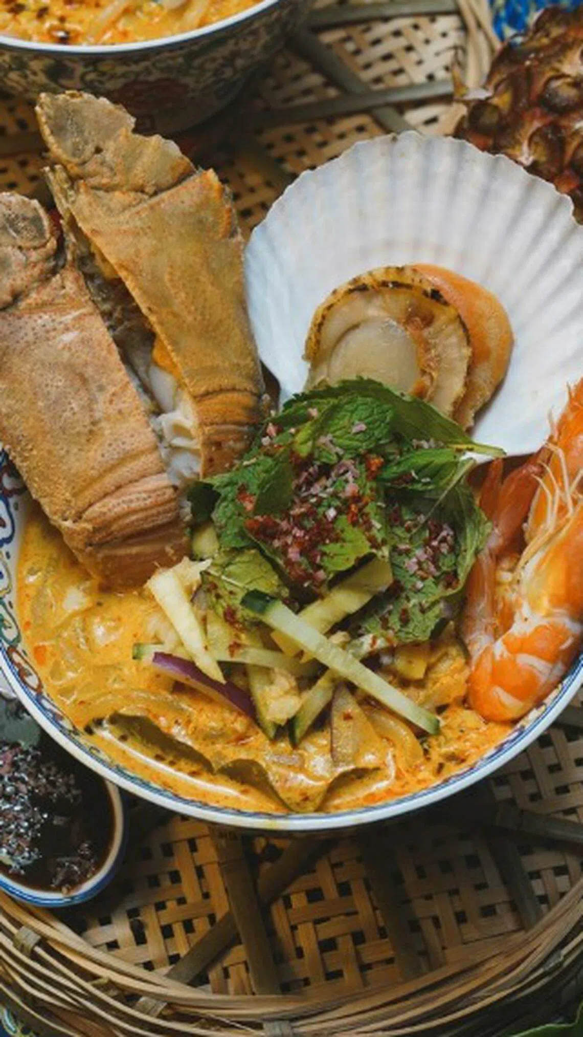 GQ Penang Lemak Laksa的豪华海鲜版有带子和虾婆。（品牌提供）
