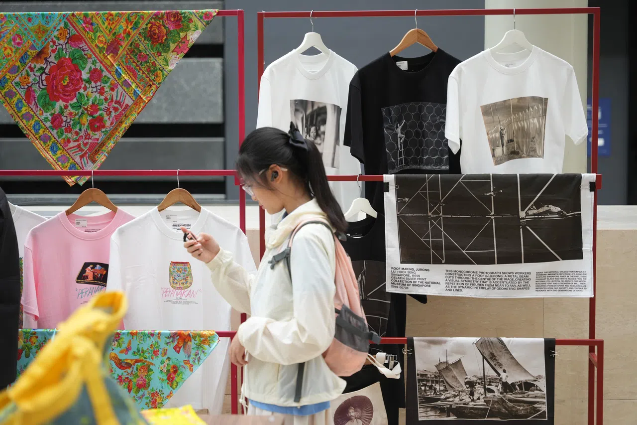 雷福胜获国家典藏的作品被制成“National Collection”与SG60文创礼品（右上），目前在新加坡国家博物馆出售。（谢智扬摄）