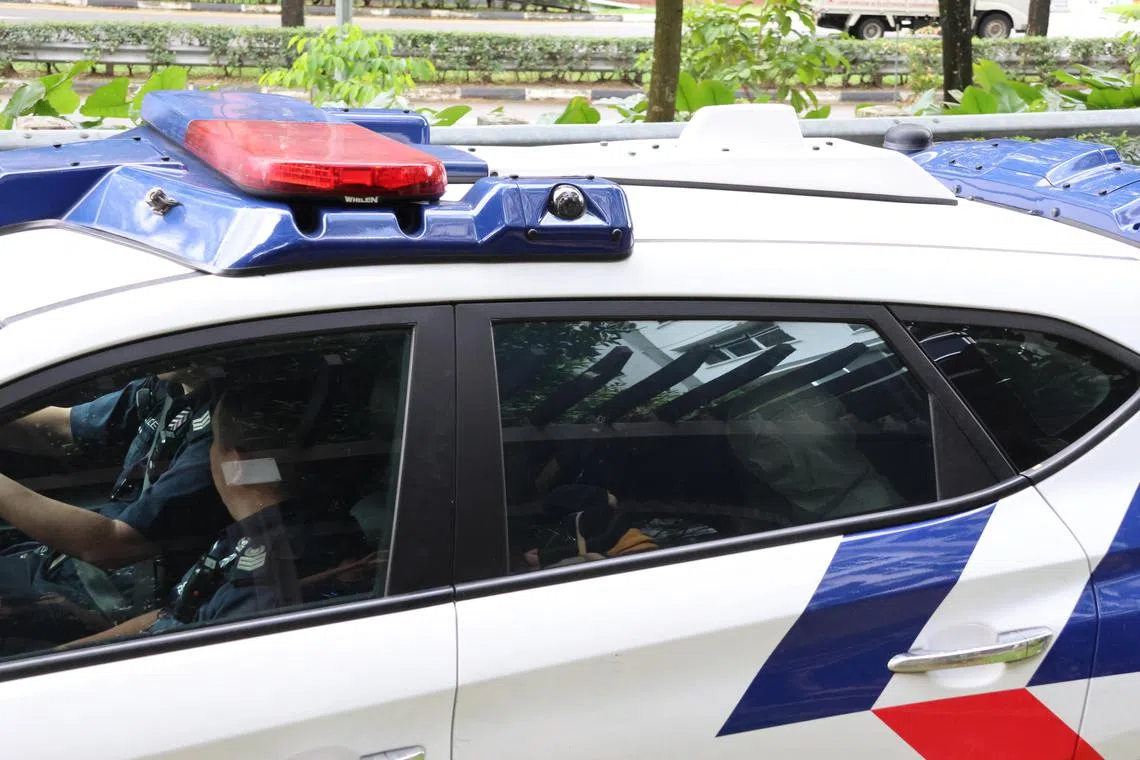 涉及命案的男嫌犯（警车后座）被警方带离现场。（梁麒麟摄）