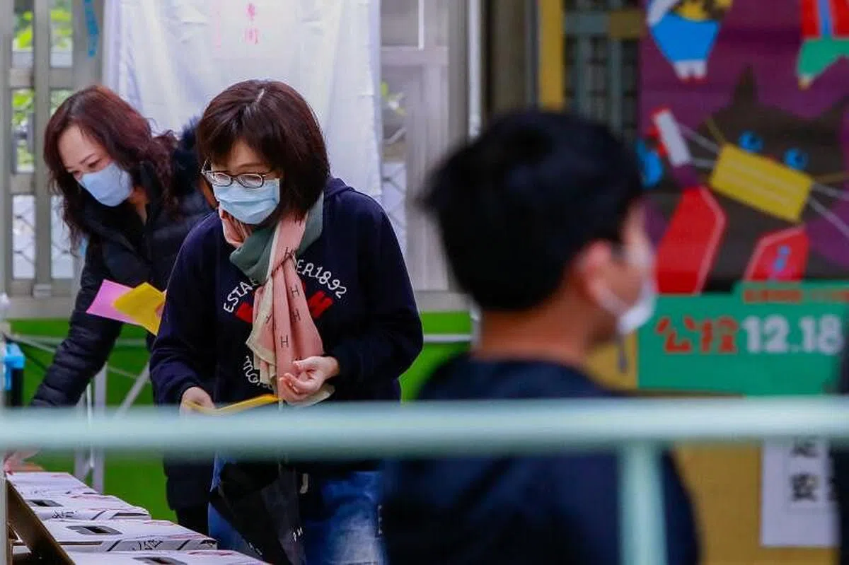 台北民众今天在投票站就四项公投案投下选票。（法新社）