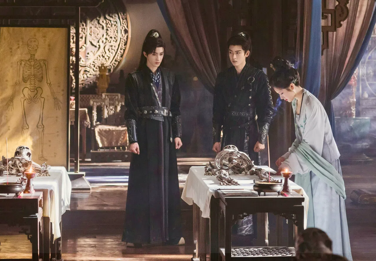 李兰迪剧中饰演的秦莞（右）师从药王谷，自小跟随父亲学习仵作勘验，不仅是妙手回春的小医仙，还是不畏世俗眼光的仵作。（取自剧集微博）