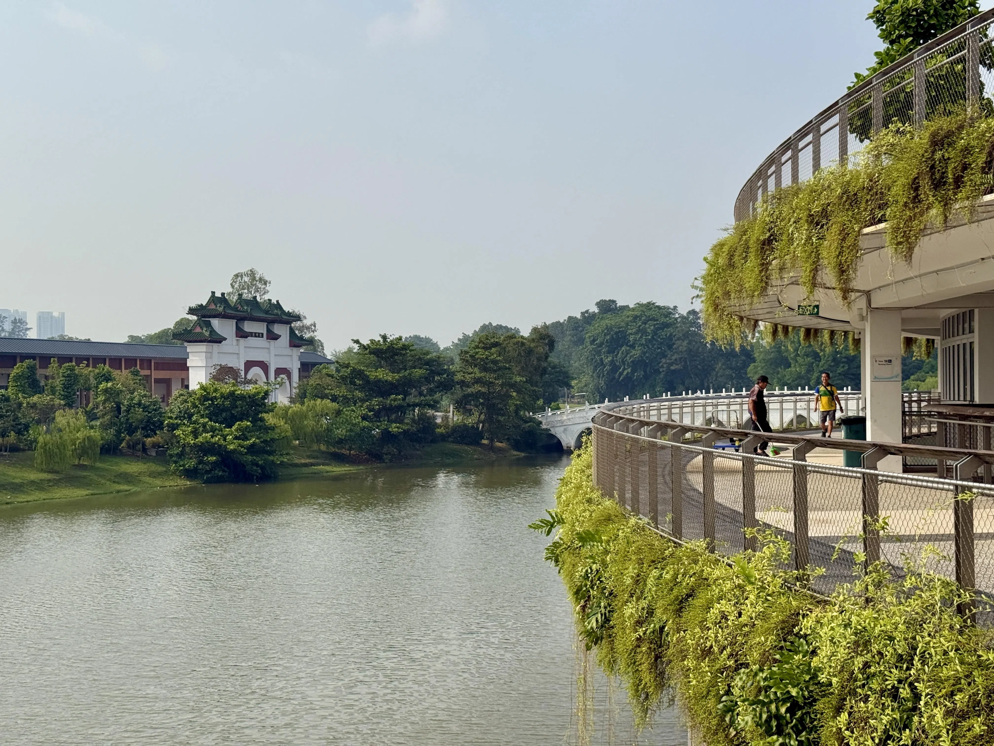来到百盛亲水天地，便能远眺裕华园的白虹桥与牌楼坊，景致一览无遗。（陈映蓁）