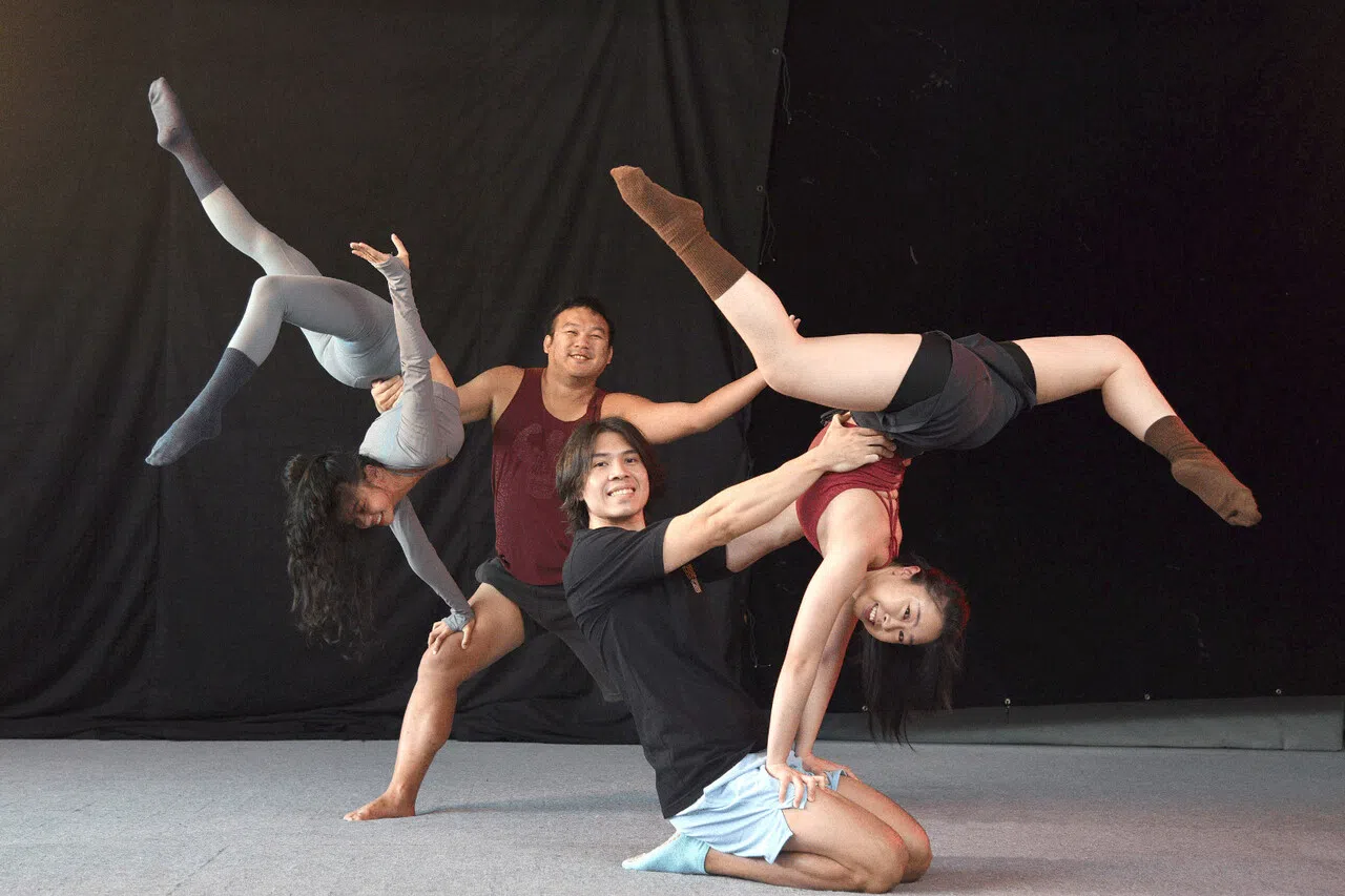 （左起）万宇恩、许颂恩、胡文通和杨燕展示杂耍阵型。（图/新报业媒体）