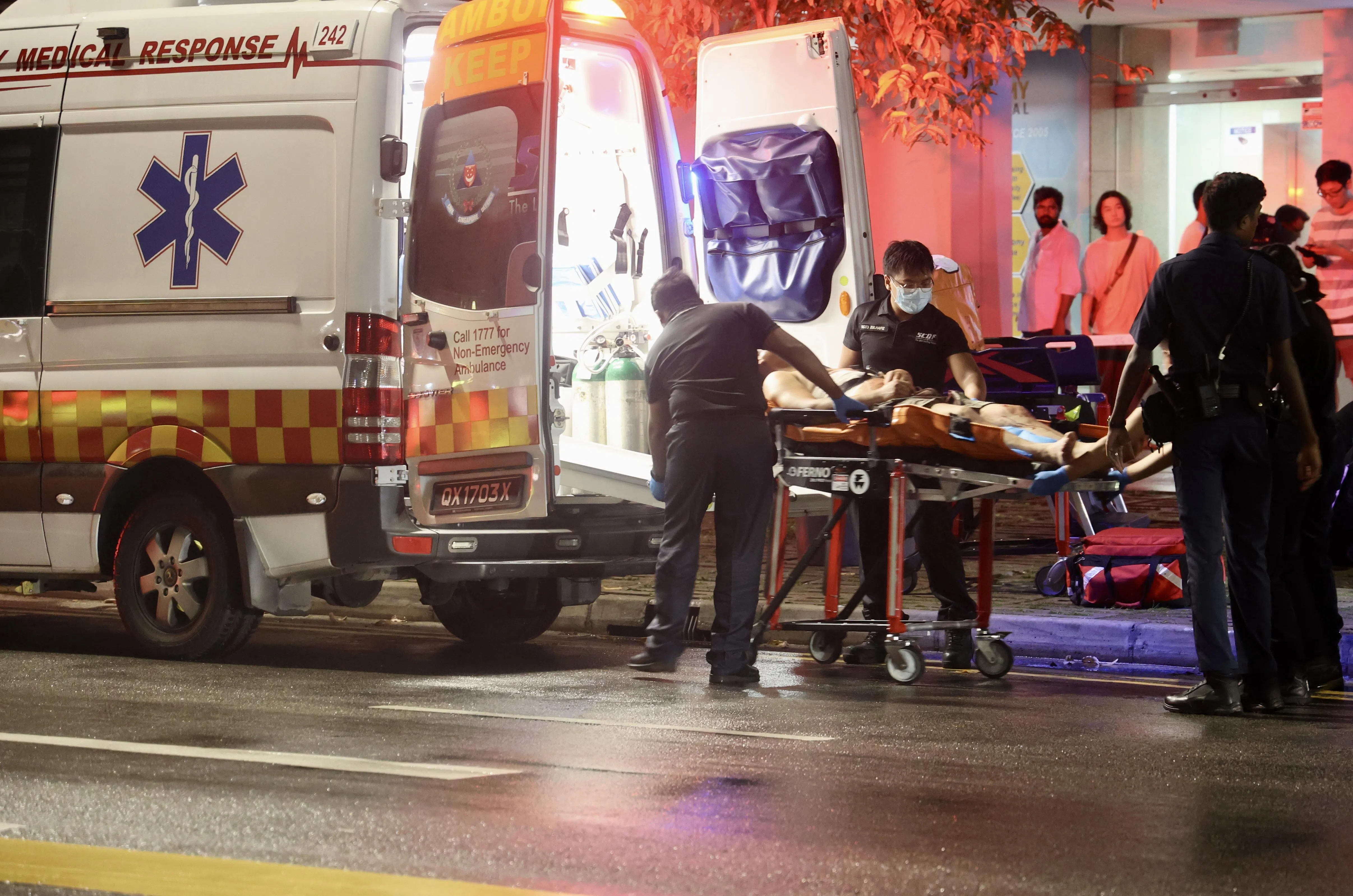 另一名同样赤裸上身的男子，被送上救护车。（邬福梁摄）