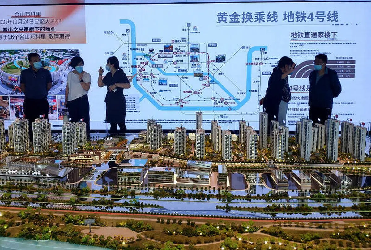 受访律师指出，业主的集体停贷告知书没有法律效力，还可能影响业主征信问题。图为民众在福州一处售楼部了解楼盘信息。（ 中新社）