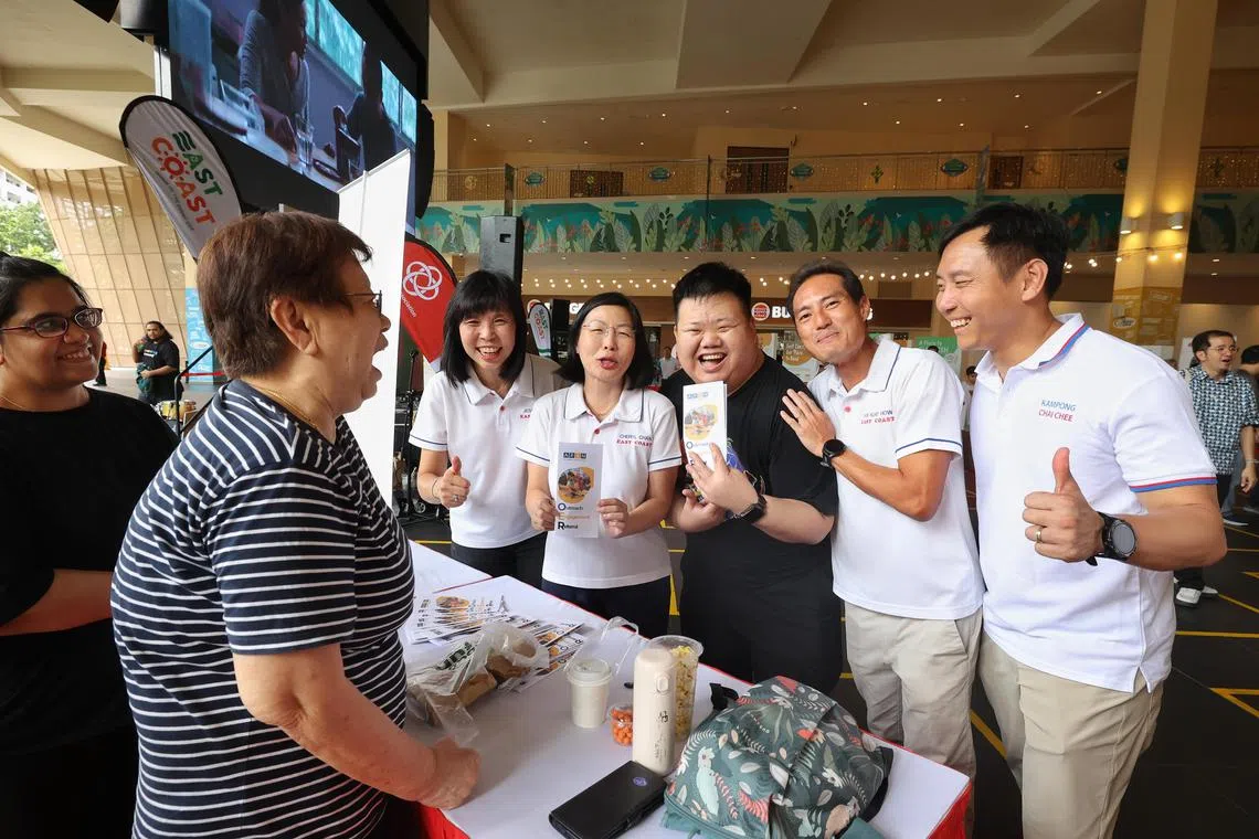 吴培铭（右一）与现任东海岸集选区议员陈杰豪（右二）、陈慧玲（右四）和陈舜娘（右五）在东海岸集选区的关怀甘榜活动上，与居民互动。（唐家鸿摄）