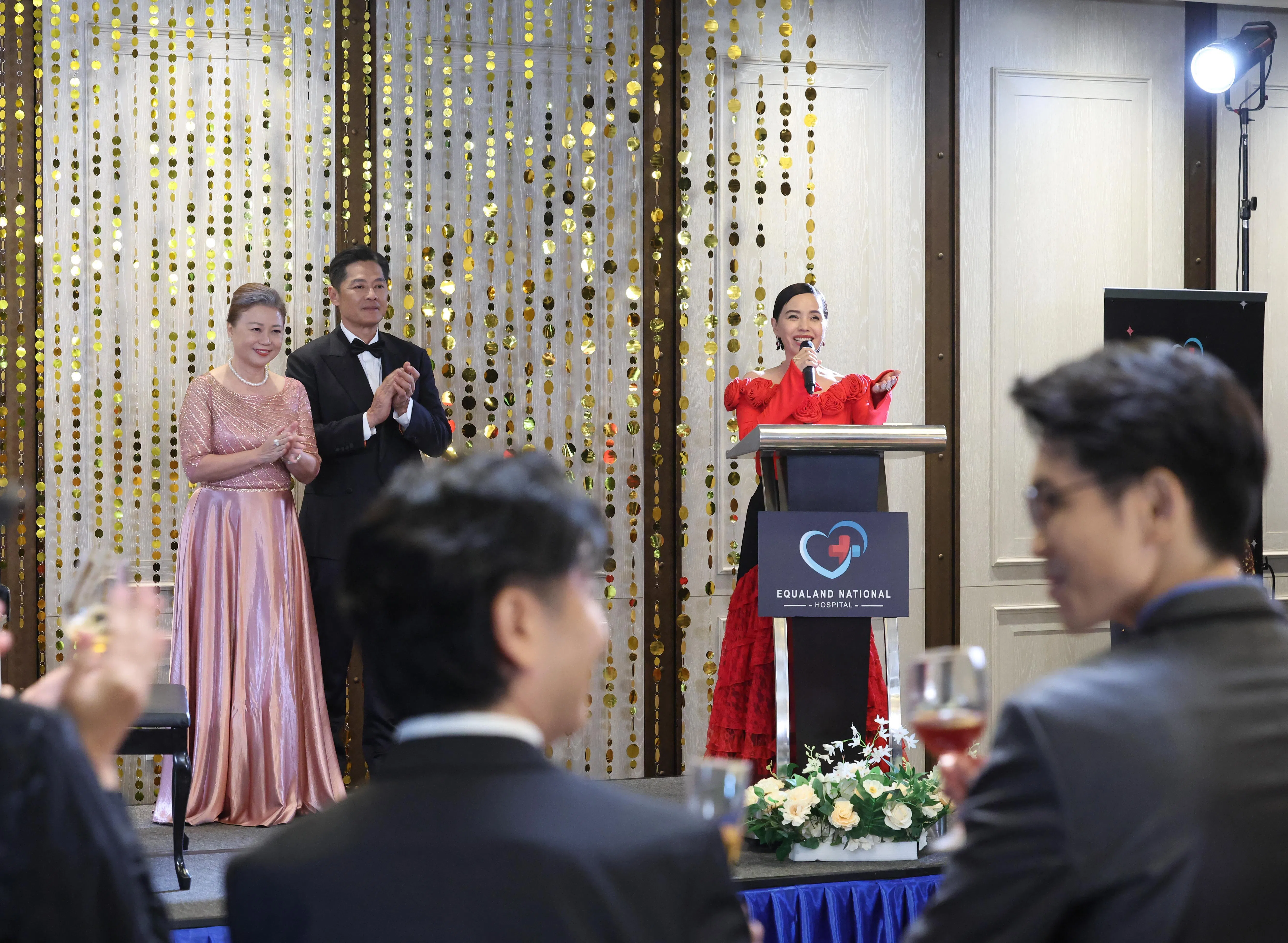 媒体探班当天，剧组拍摄的是慈善晚会场景。（唐家鸿摄）