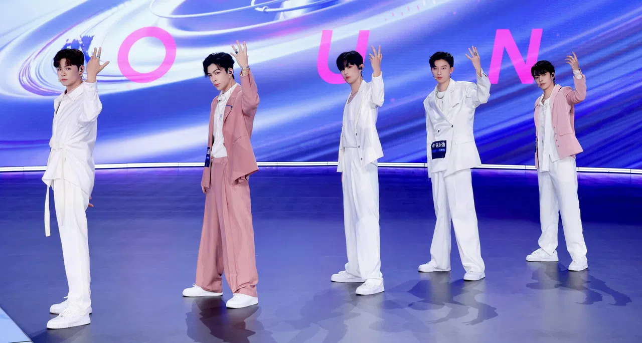 破壳男团初舞台之后加码个人环节，包括冼靖峰（左一）献唱慢歌《那个男人》。（互联网）