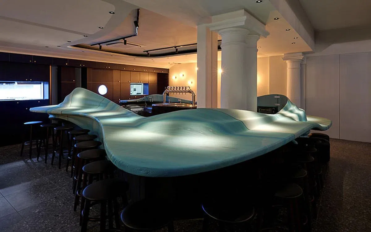 采用巨型3D 打印机，以可循环塑料瓶为材料制造的吧台。（图／Analogue 提供）