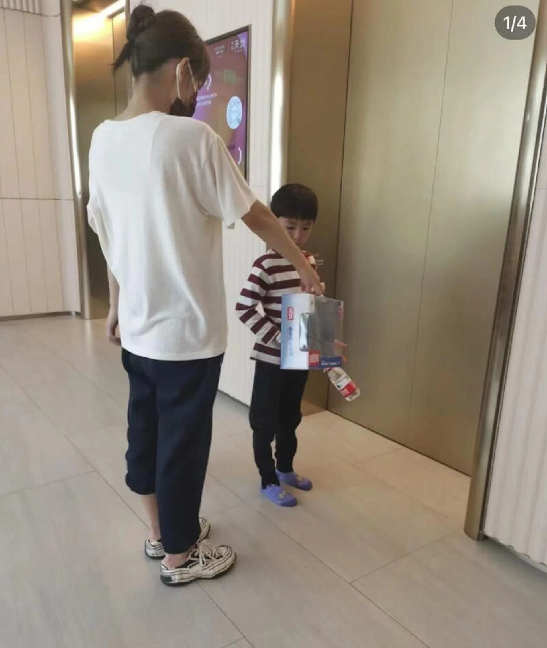 张嘉倪（左）曾被拍到带儿子出门时衣着随便，儿子则穿袜不穿鞋，被网民形容画面怪异。（互联网）