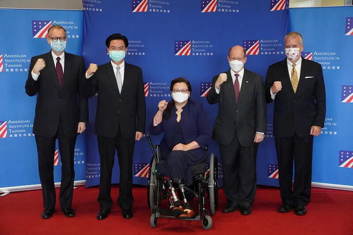 美国联邦参议员达克沃丝（中）、苏利文（右一）及昆斯（右二）访问台湾，与台湾外长吴钊燮（左二）及美国在台协会处长郦英杰（左一）合影。（路透社）