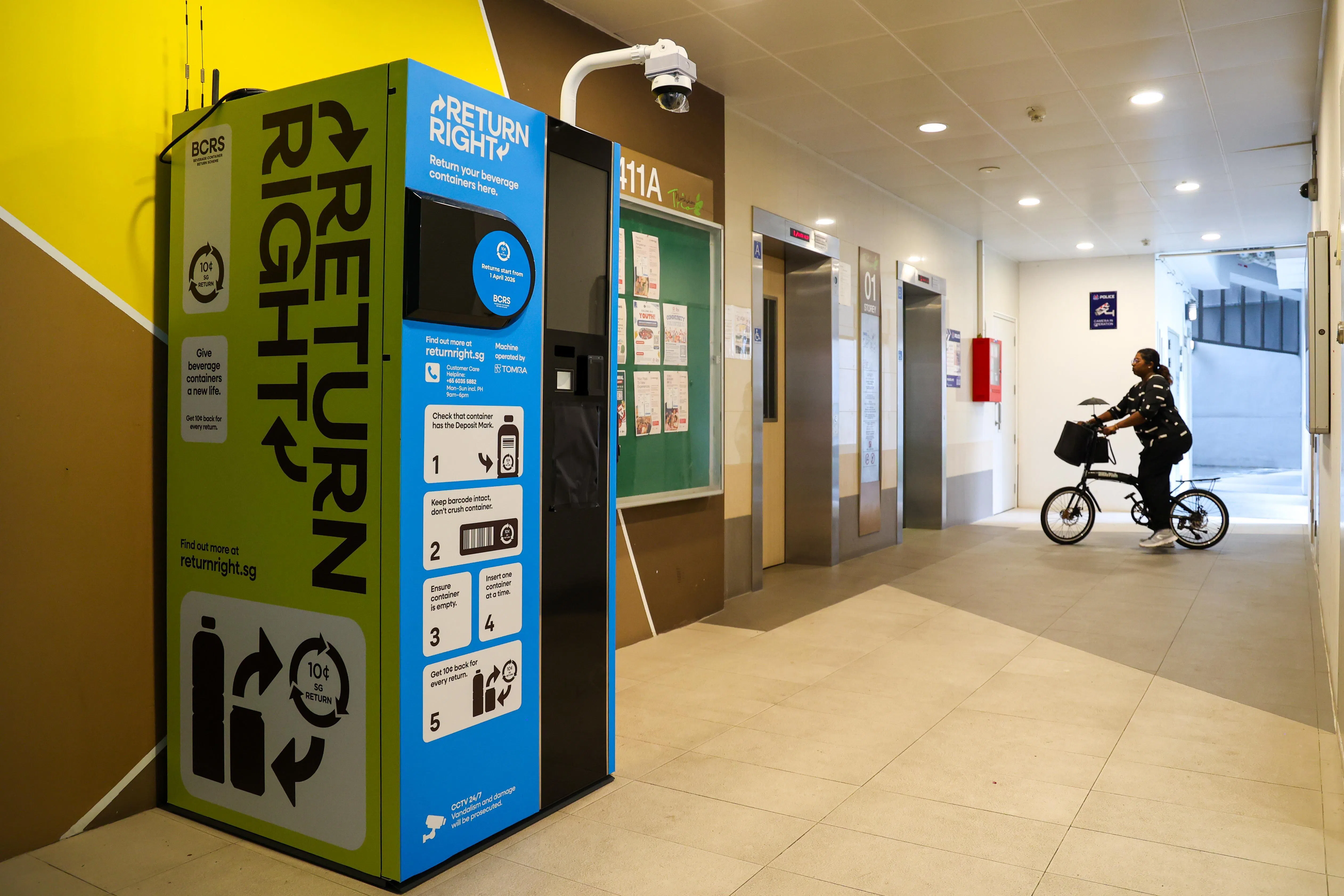 榜鹅北岸通道411A座组屋地面层已安装回收机。回收机配有电眼，机器上的文字也警告公众切勿在机器上涂鸦，违例者可能被起诉。（林明顺摄）