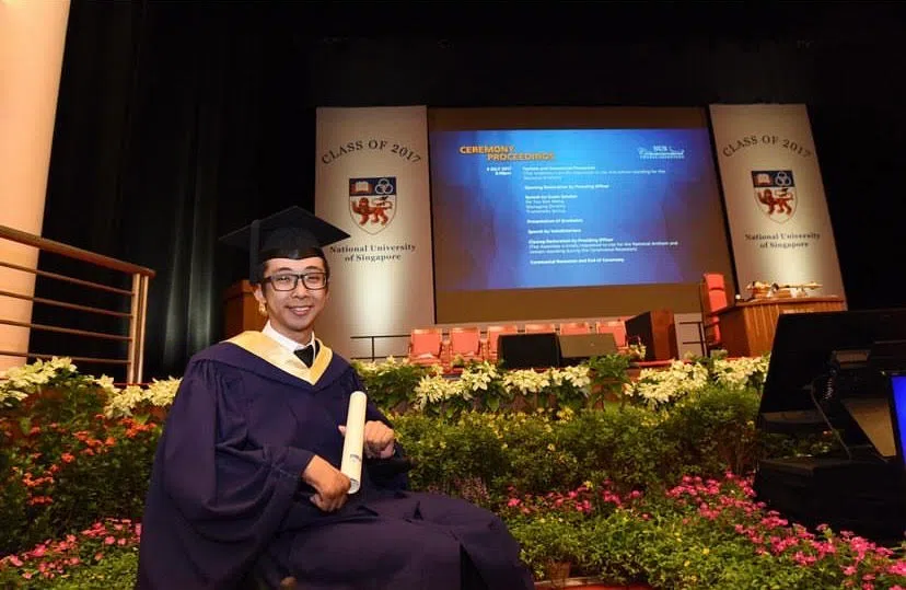 意外发生后重返大学时，朋友们自告奋勇照顾他在宿舍的生活起居，令黄子恒十分感动。图为黄子恒参加毕业典礼。（受访者提供）