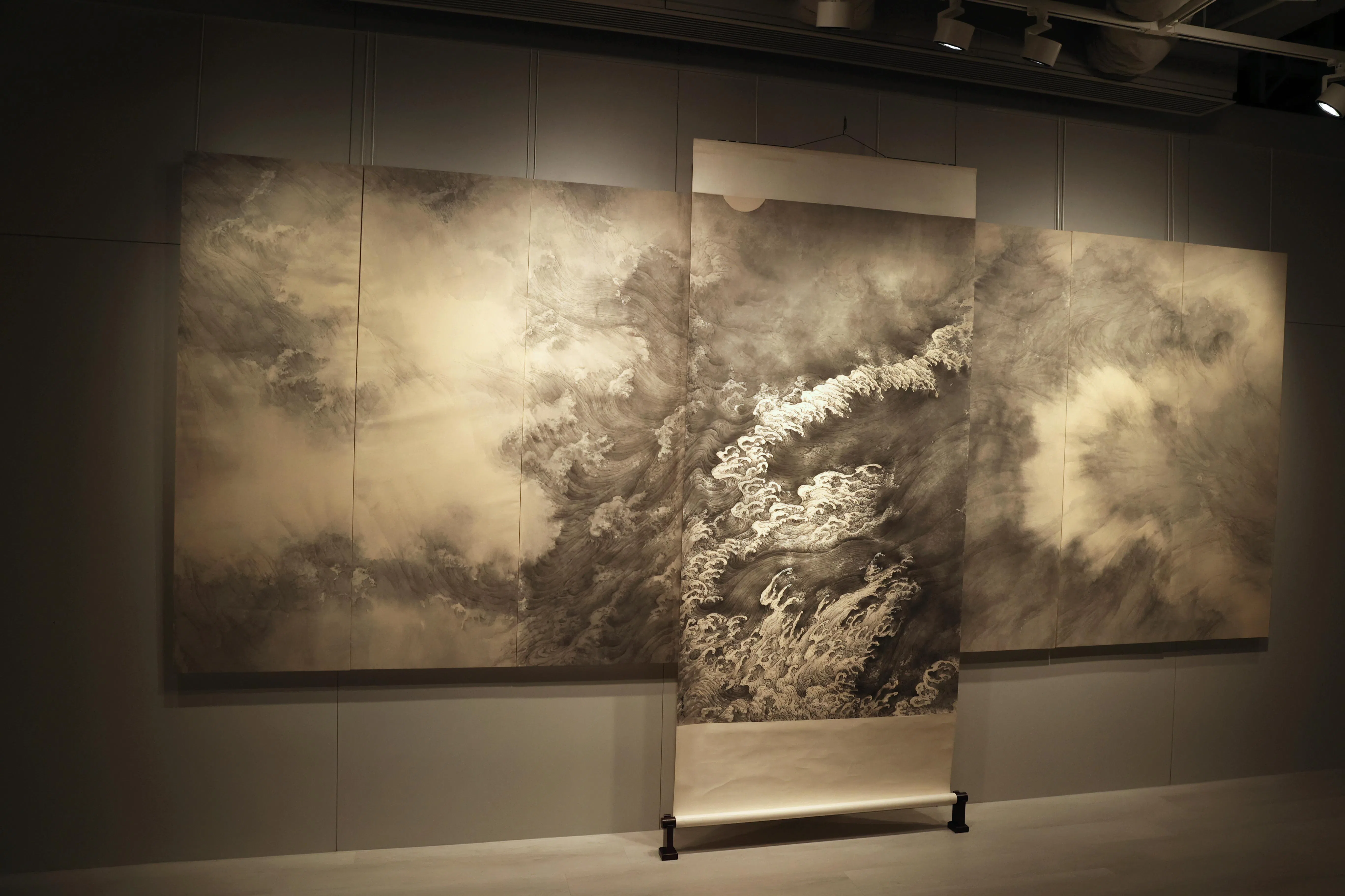 李华弌的重屏装置《云水一章》，赋水墨画予当代性与三维感。（周国威摄）