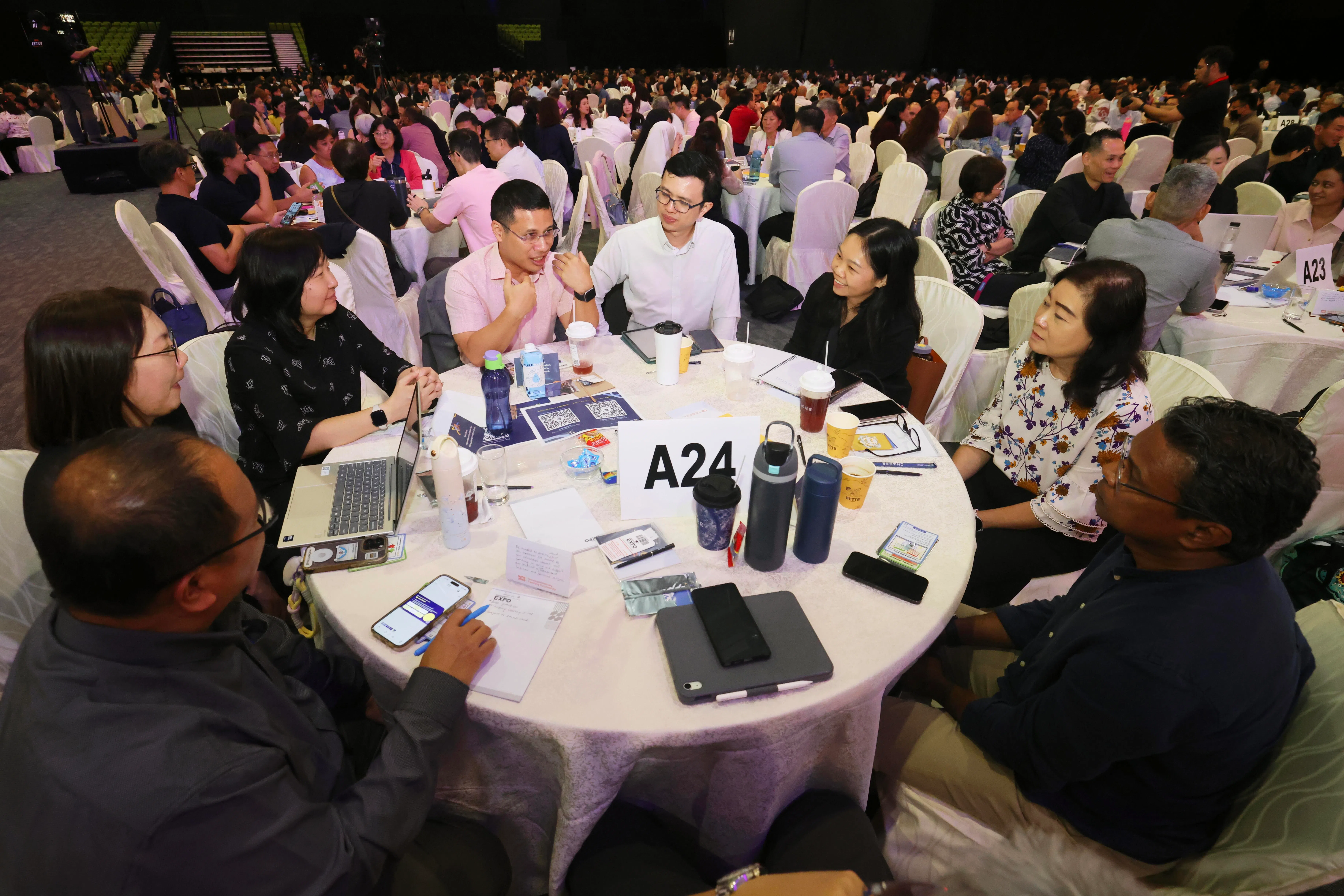 教育部长李智陞（左四）星期三出席学校工作蓝图大会，与同桌的教育工作者交流。（郑一鸣摄）