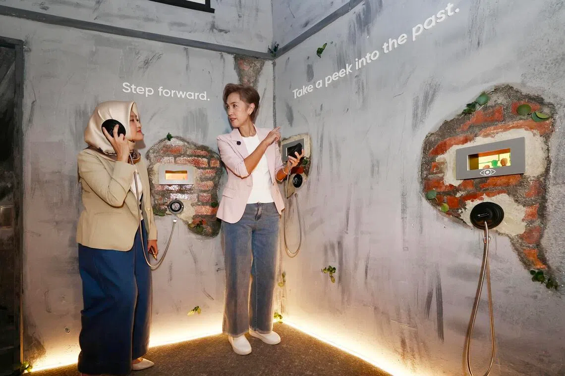 数码发展及新闻部长杨莉明（右）与数码部兼保健卫生部政务部长拉哈尤（左）星期五（3月27日）一起参观翻新后的武吉巴督图书馆。（邝启聪摄）