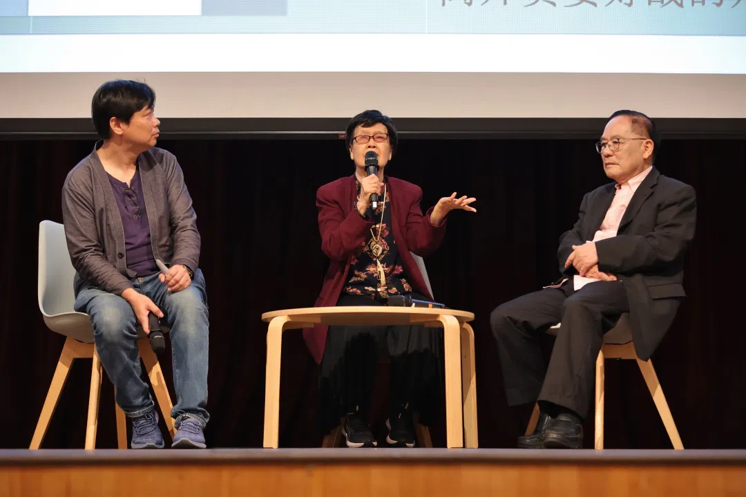 本地著名诗人周德成（左起）、淡莹和王润华教授在台上轮流分享写作灵感与技巧。（南洋女中提供）