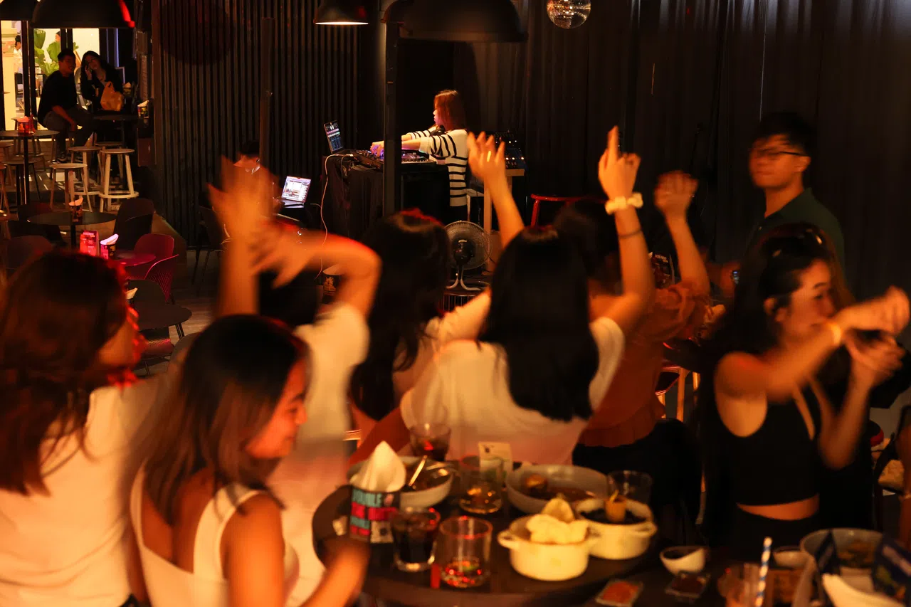 在外诱惑多，青少年要懂得权衡事态轻重，适时拒绝诱惑。（档案照）