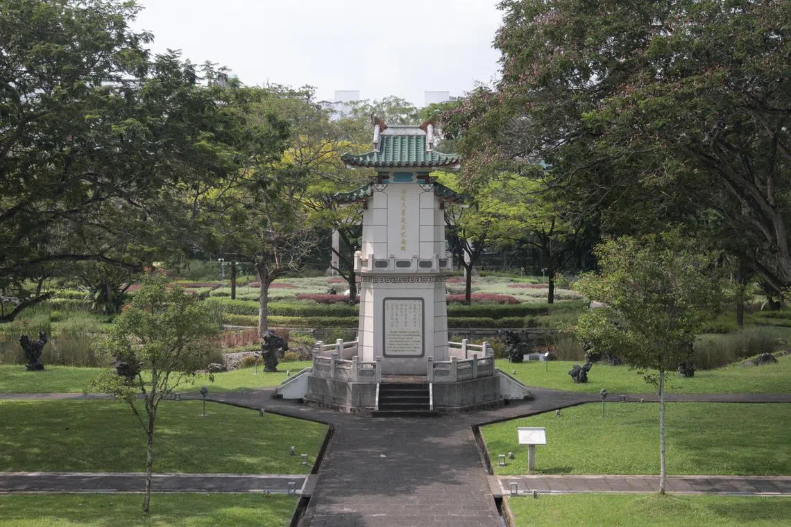 前南洋大学建校纪念碑矗立在云南园内，它于1958年落成，当年是为纪念南洋大学第一阶段工程完工而建。（李冠卫摄）