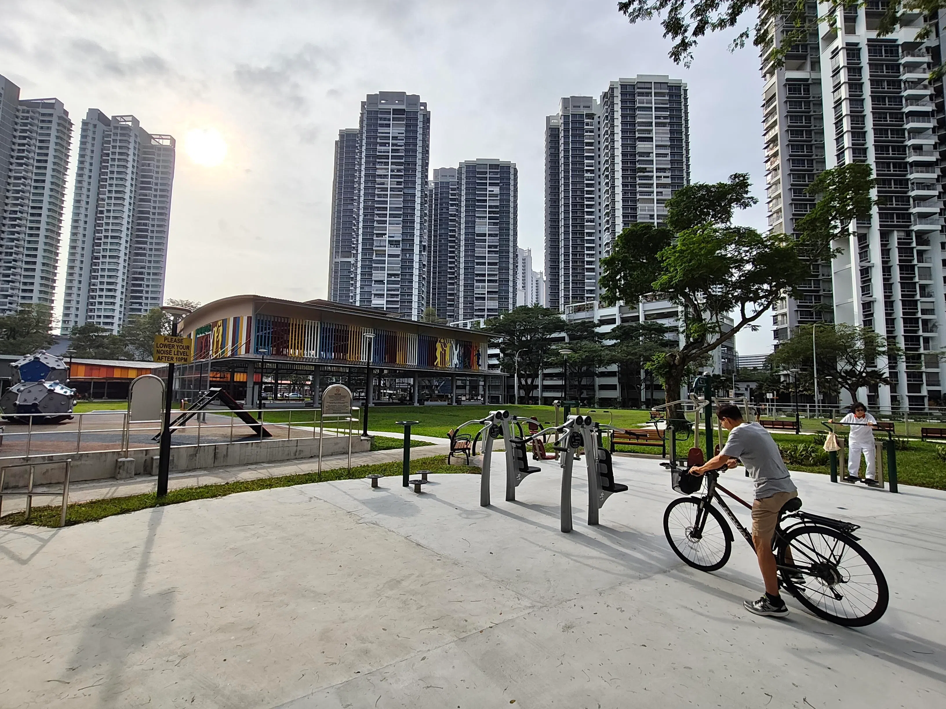 超广角镜头的视野开阔，在光线充足的环境下能够拍出清晰自然的照片。（黄少伟摄）