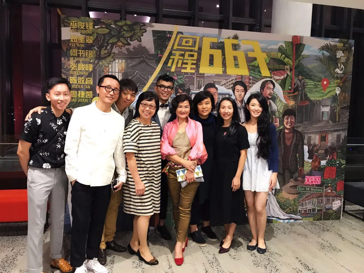 《柳影袈裟》公映时，吴来灿（前排左二）特地穿了白衣黑裤向妈姐致敬。左三起是原著小说作者孙爱玲，戏里演“细嫲”的马来西亚歌手友弟和导演邓宝翠。（邓宝翠提供）