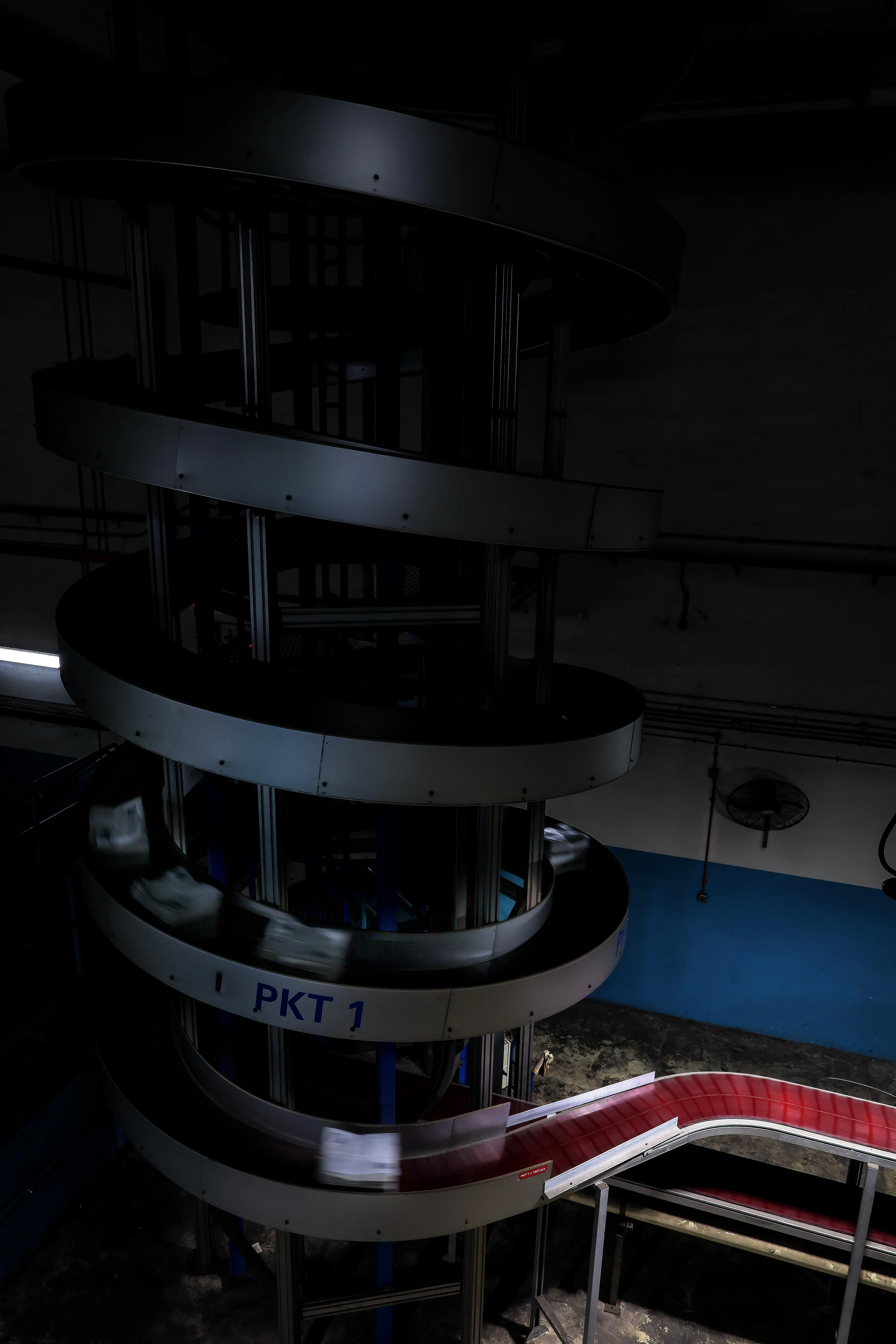 这应该是报纸最“快乐”的时刻—— 乘着螺旋型运输带前往打包区。（龙国雄摄）