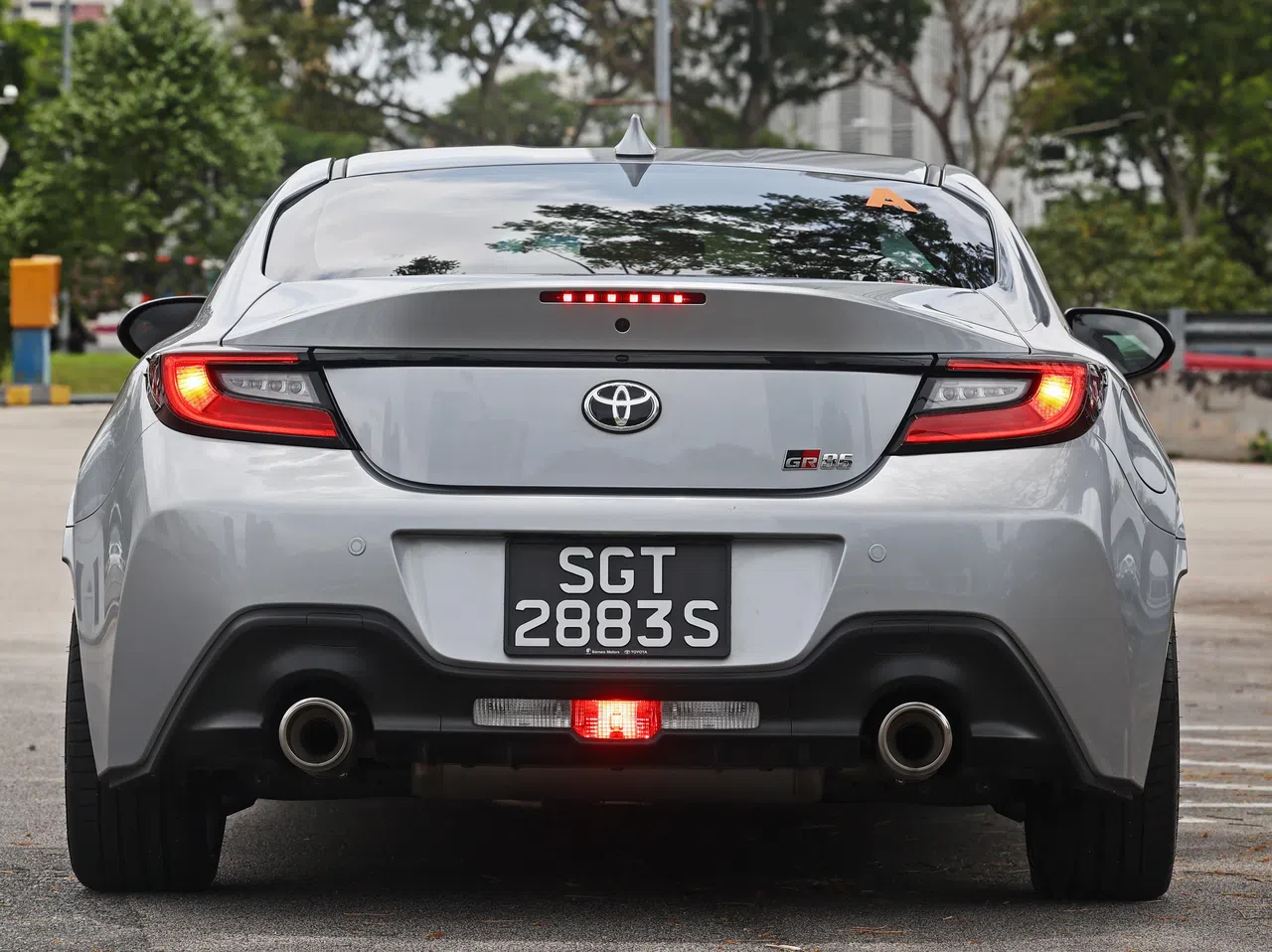 尾部采用鸭尾式尾翼，回旋镖样式的灯组及双边排气管设计。（陈渊庄摄）