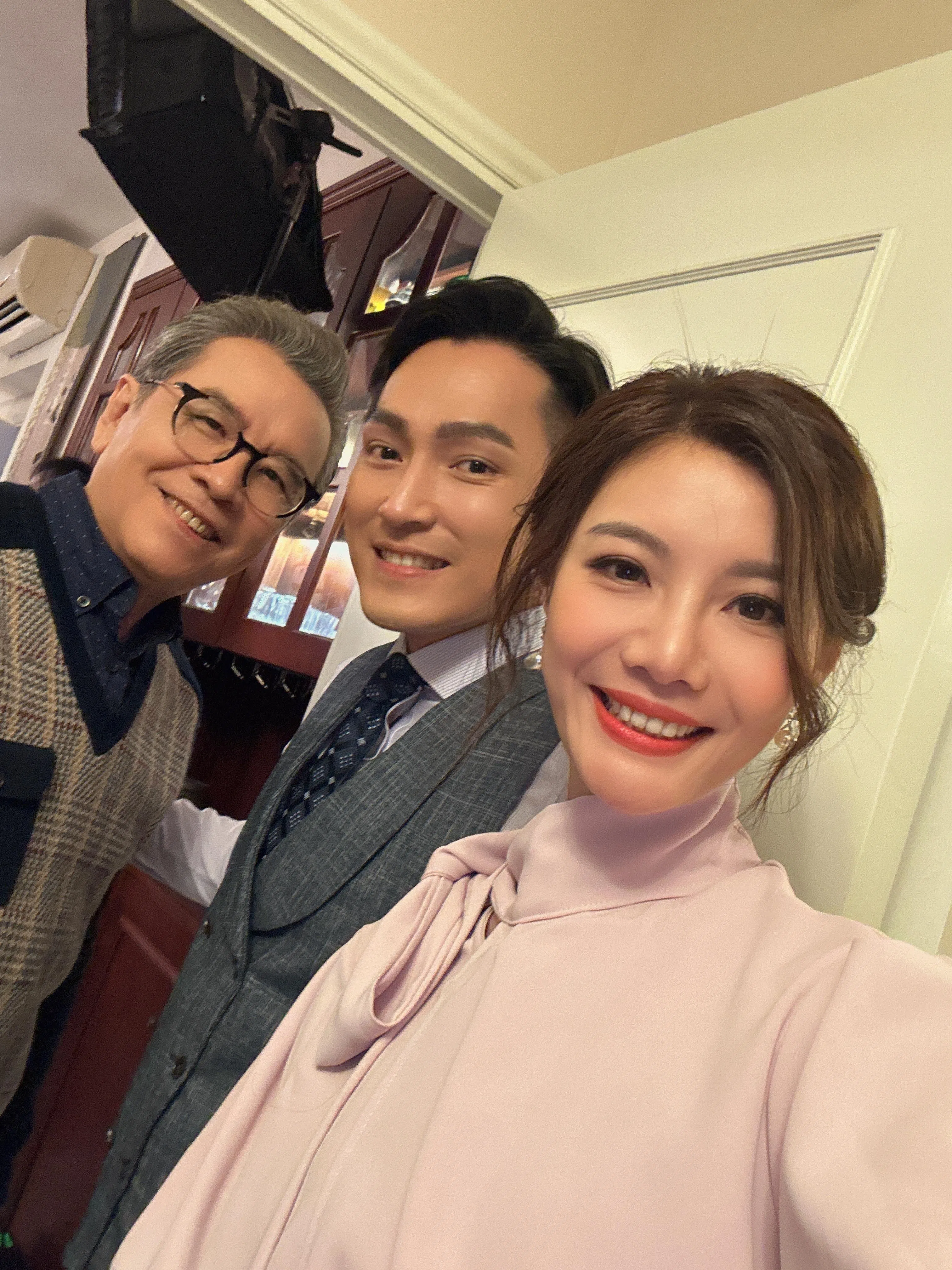 吴沚默（右）在《逆天奇案2》饰演姜大卫（左）的媳妇，林景程（中）饰演她丈夫。（受访者提供）