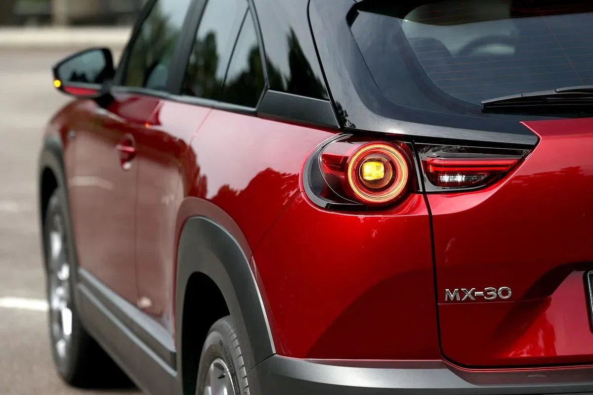 圆形LED尾灯的立体灯效非常好看。（龙国雄摄）