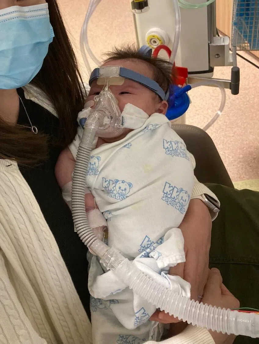小希在三四个月大时患上肺炎，被送入加护病房。柯太太说，眼睁睁看着如此幼小的生命挣扎着呼吸，是任何父母都无法承受的痛苦。（受访者提供）