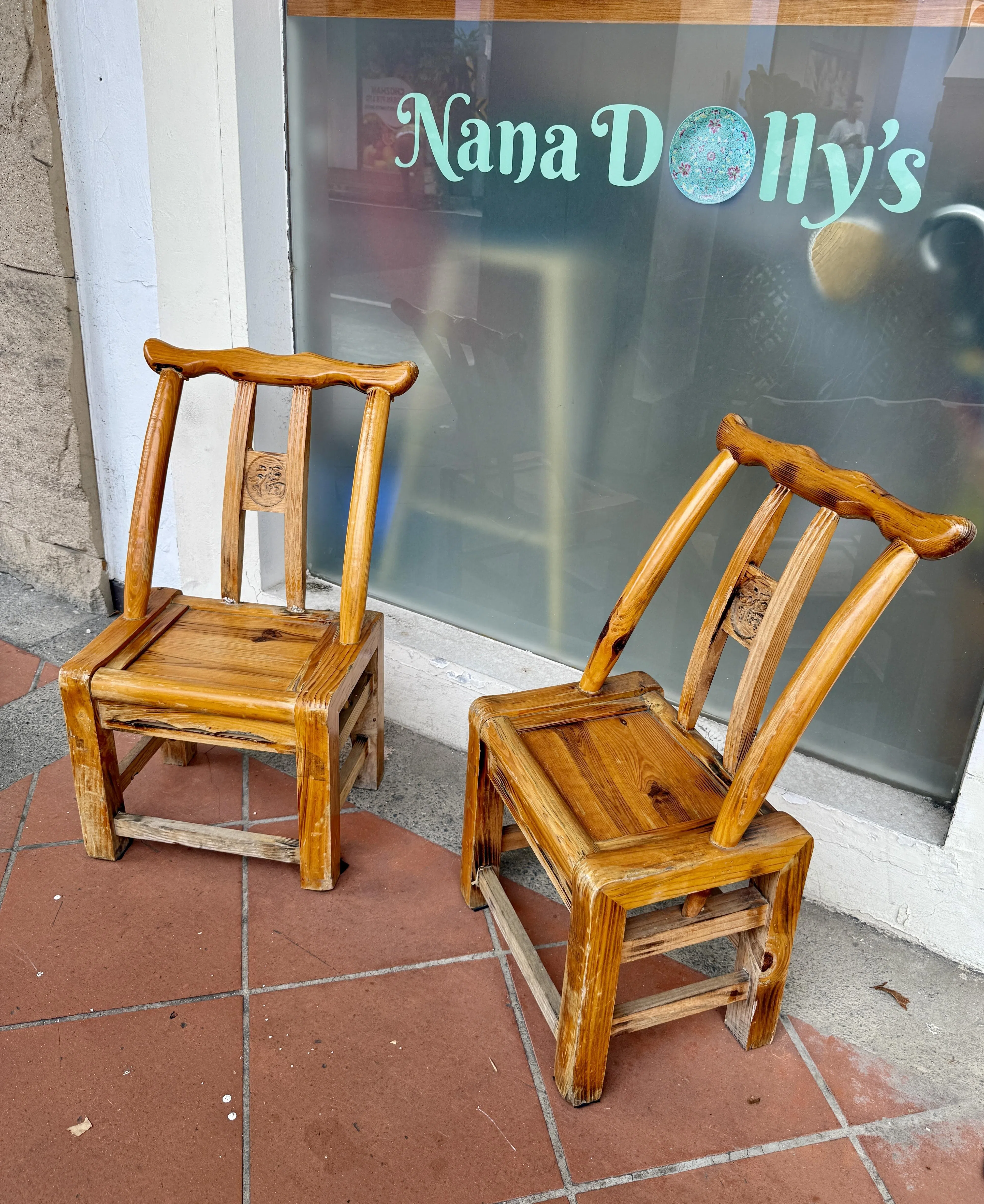 梧槽地铁站B出口附近的娘惹小馆Nana Dolly’s，店外逗趣的小椅子引人注目。（陈映蓁摄）