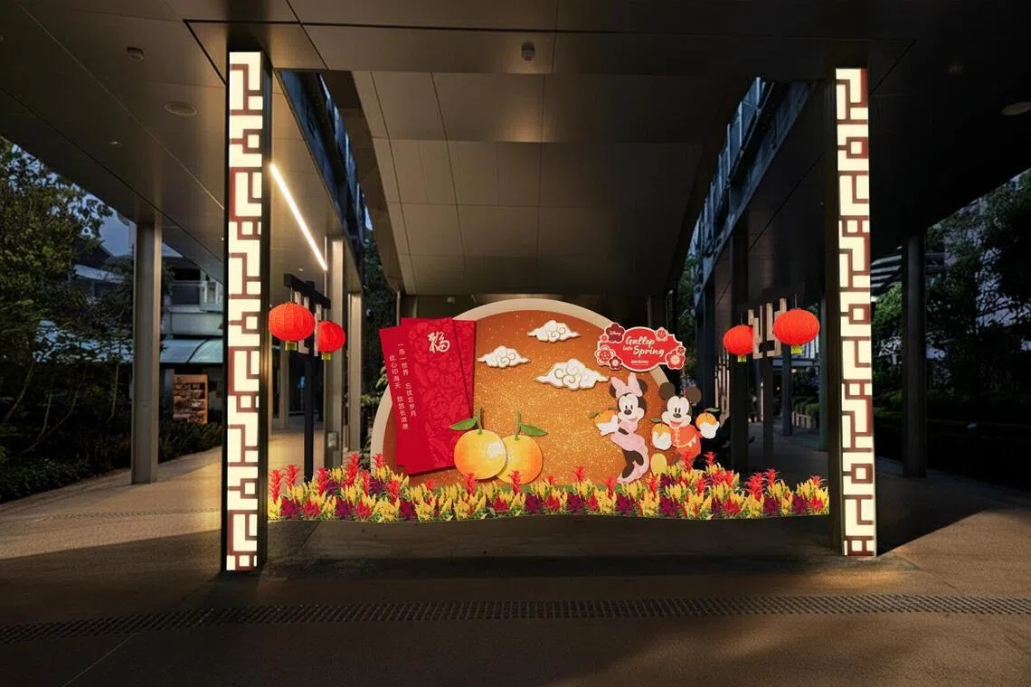 圣淘沙心之音步道尽头设置一对巨型红包装置，米奇与米妮置身其中，把本地音乐与文学创作人梁文福创作的新春诗句转化为沉浸式拍照场景。（圣淘沙发展局提供）