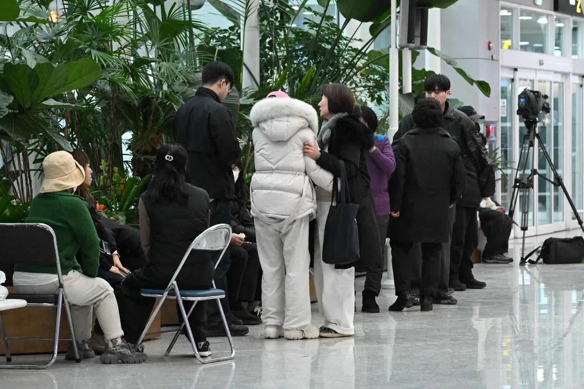 接机大厅笼罩着无尽的悲痛。（法新社）