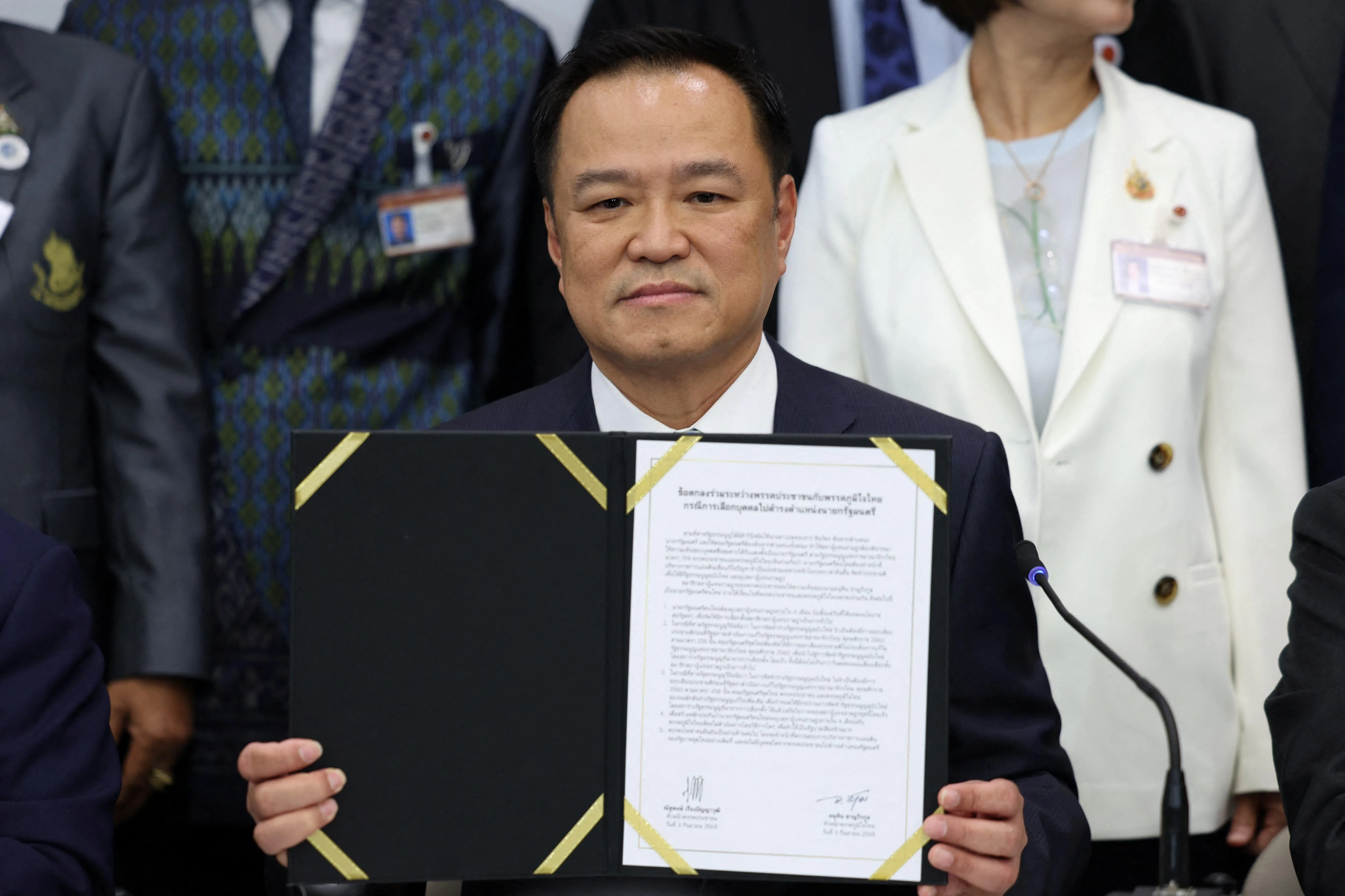 9月3日上午，自豪党党魁阿努廷召开记者会，出示他刚签字的自豪党和人民党达成的协议书。 （路透社）