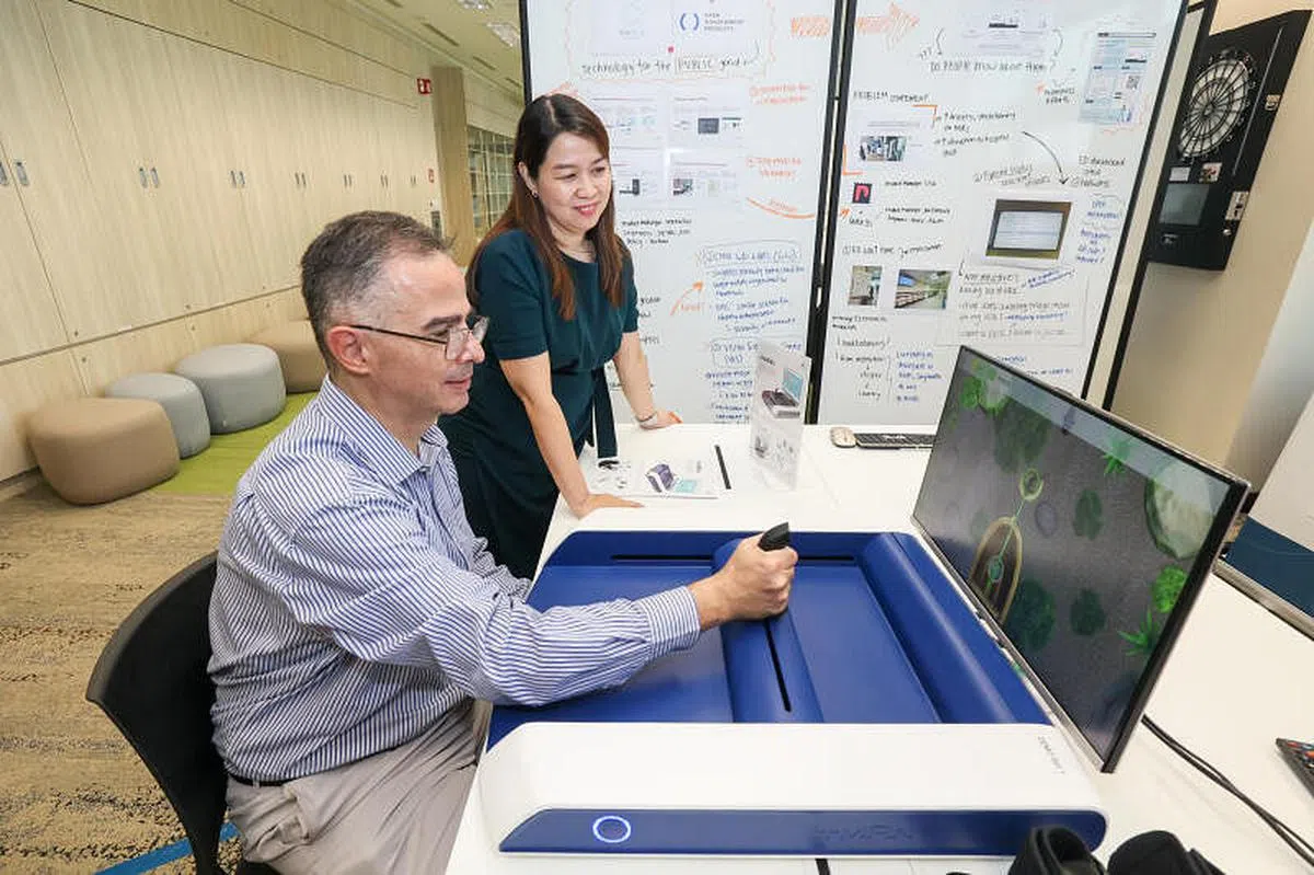 这个由陈笃生医院、南洋理工大学和本地公司ArtiCares携手开发的便携式医疗智能机器人（H-Man），主要协助患者在家中进行上肢复健。病患的表现和反馈都能无线传送给治疗师。（卓祾祎摄）