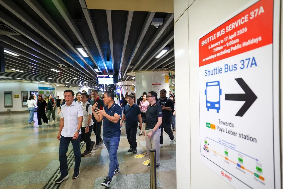 交通部代部长兼财政部高级政务部长萧振祥（前左）星期二上午8时，到实龙岗地铁转换站视察接驳巴士安排，并向相关人员了解工程准备情况。（林明顺摄）