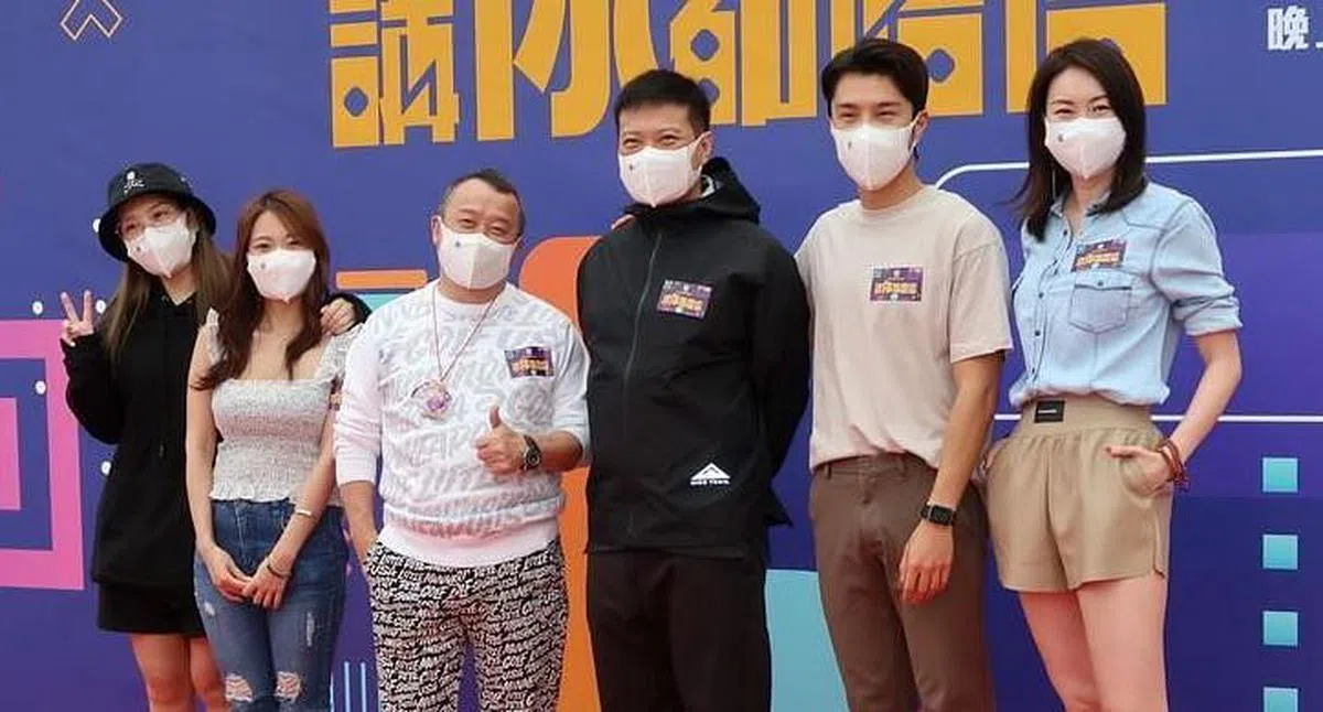 曾志伟率领林秀怡、黄婧灵、钱嘉乐、丁子朗、庄思敏出席《讲你都唔信》拜神仪式。（互联网）