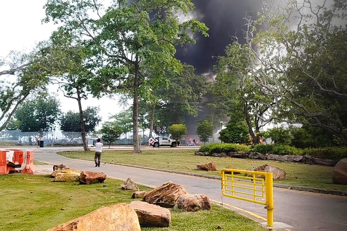 这起火患发生在东海岸公园（East Coast Park）B2停车场附近的渔船停泊区。（取自脸书）