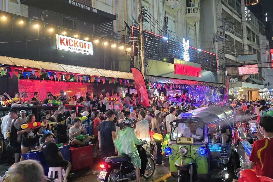 泼水节犹如汇集五湖四海的祝福水，祝愿幸福与美好。（蔡光发摄）