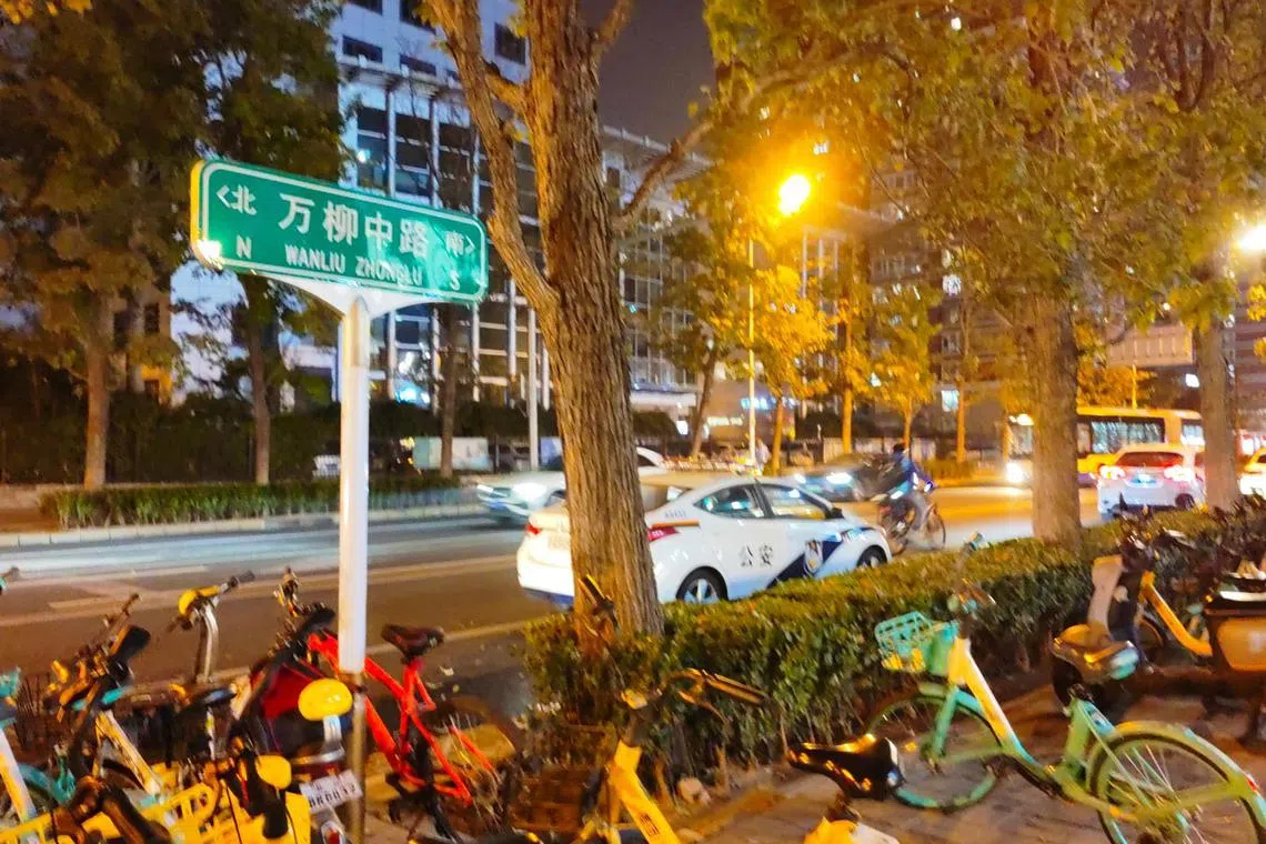 北京中关村第三小学门外星期一（10月28日）下午发生持刀伤人案，当晚8时左右，校外街边依然有警车停放。（联合早报）