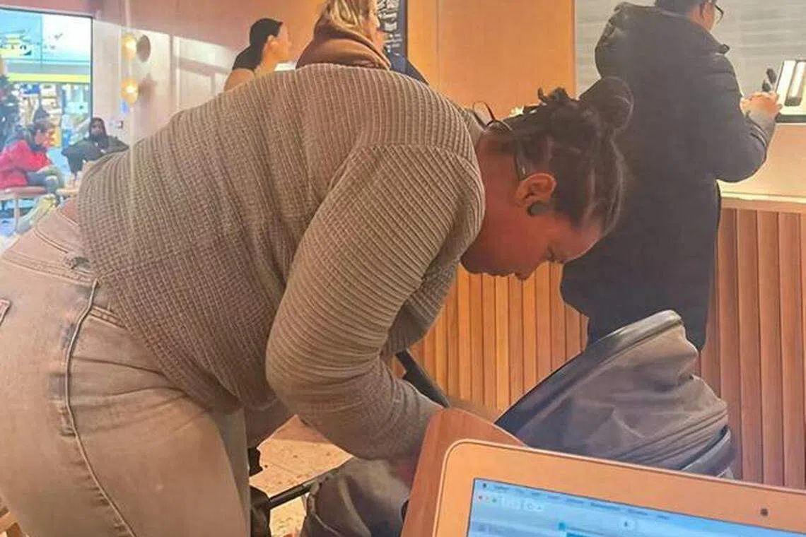 那英（右四）疑似被网民在英国咖啡馆偶遇。（互联网）