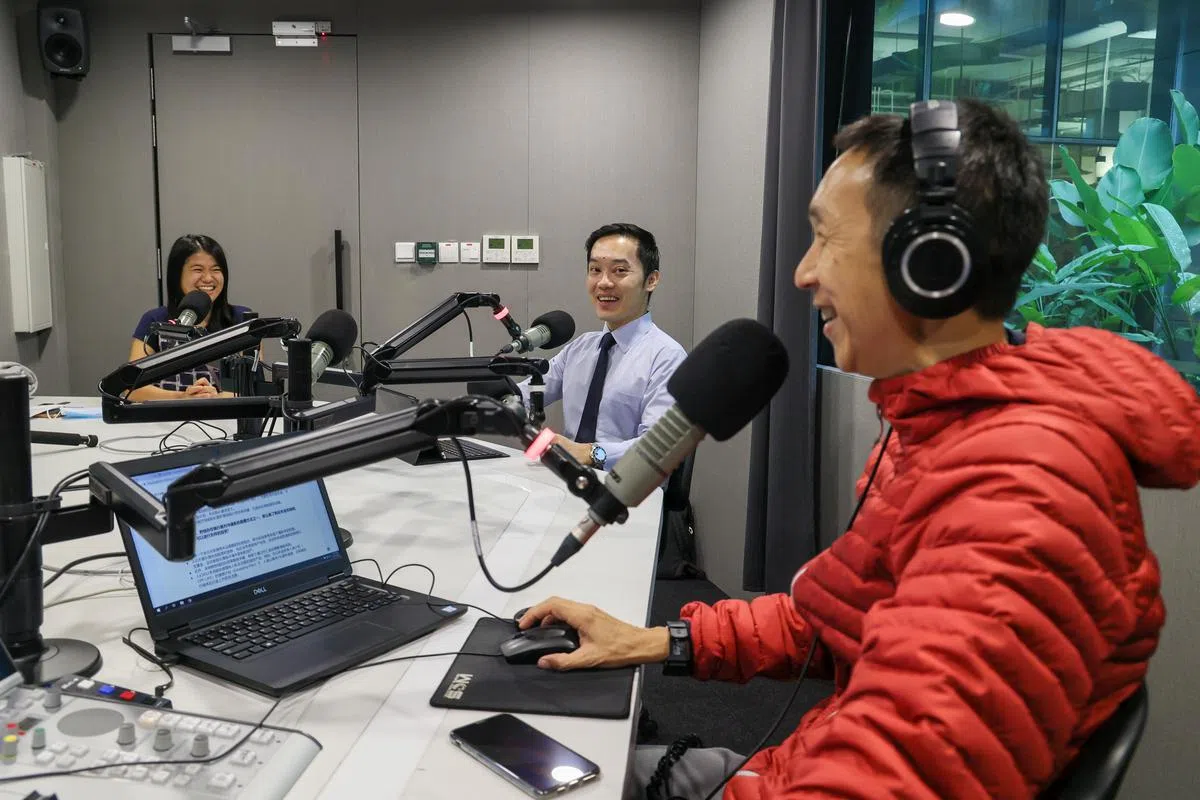 华文媒体集团《联合早报》财经新闻高级记者陈紫筠（左一）、SinglifeSinglife财务顾问公司高级财务服务经理谢国烽（左二）和电台96.3好FM的DJ德明（右）分享退休计划注意事项。（卓祾祎摄） 