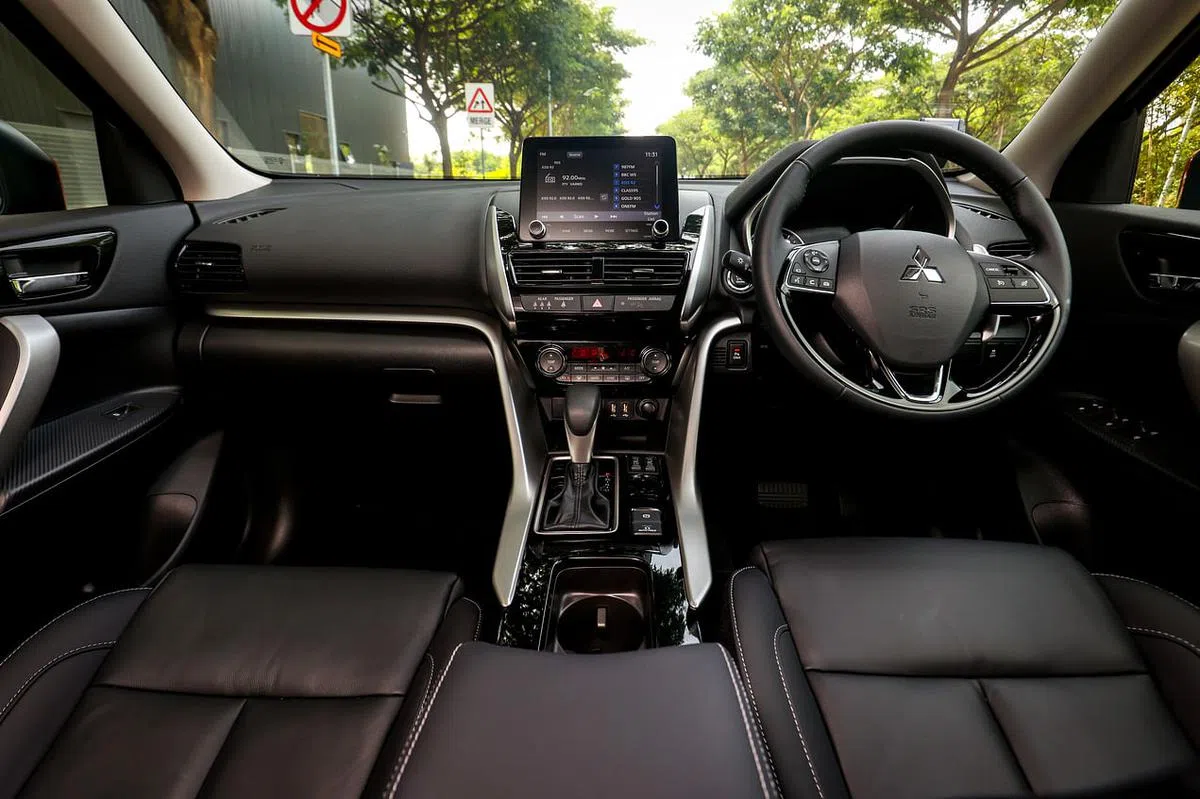 尾灯拿掉了贯穿中间的灯线，让两组尾灯独立在两侧。