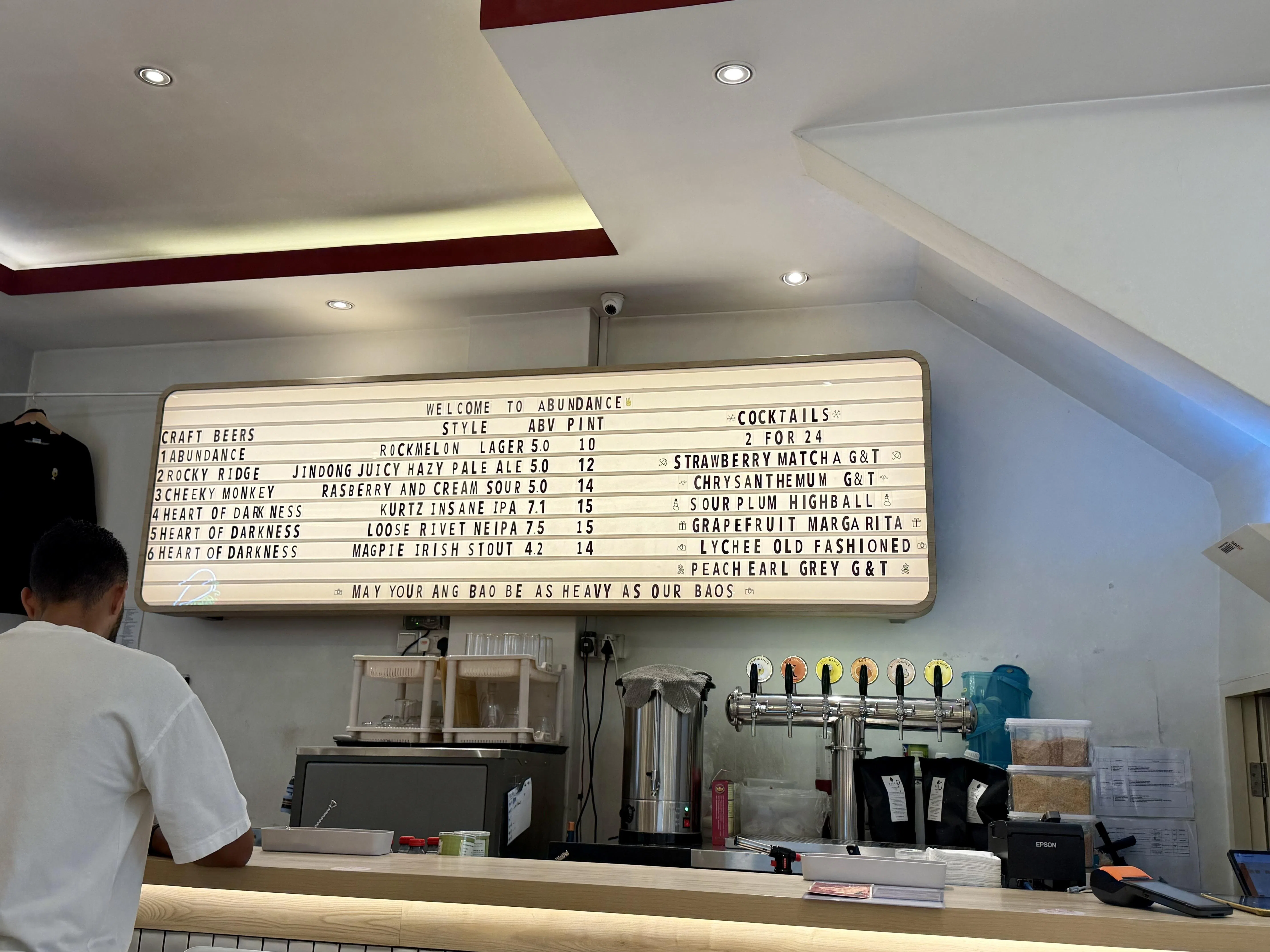 食客可坐在Abundance吧台小酌两杯。（叶晓虹摄）