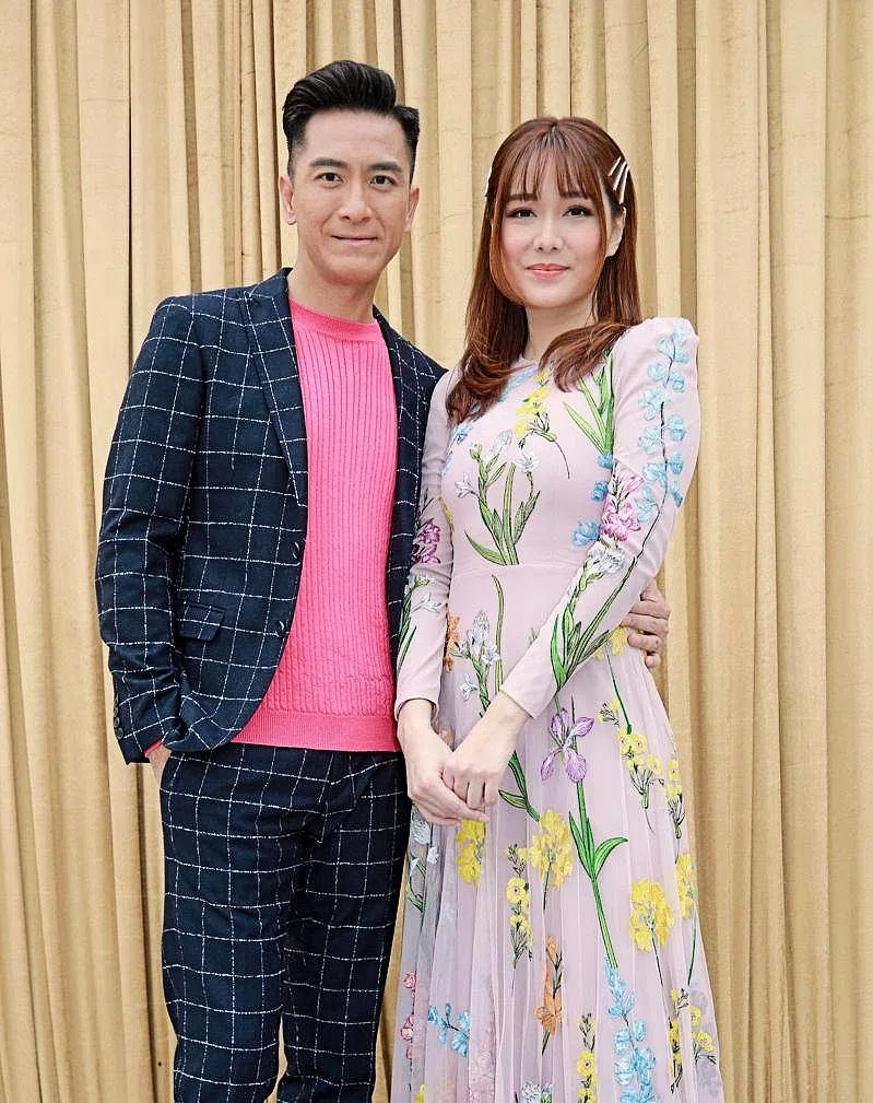 汤洛雯直言婚后会继续工作，不会减产。左为她的未婚夫马国明。（互联网）