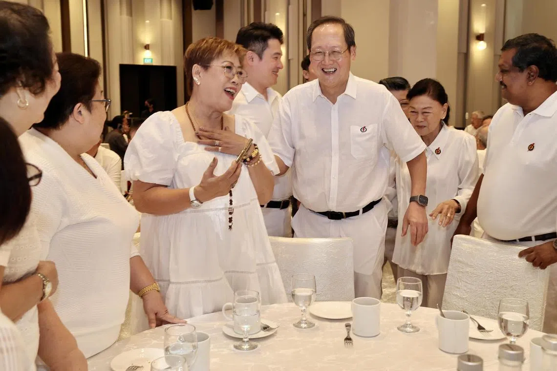 人民行动党乐龄行动小组主席、人力部长兼贸工部第二部长陈诗龙医生（右二）出席配合国际老年人日主办的聚餐，与党员欢聚一堂。（邬福梁摄）